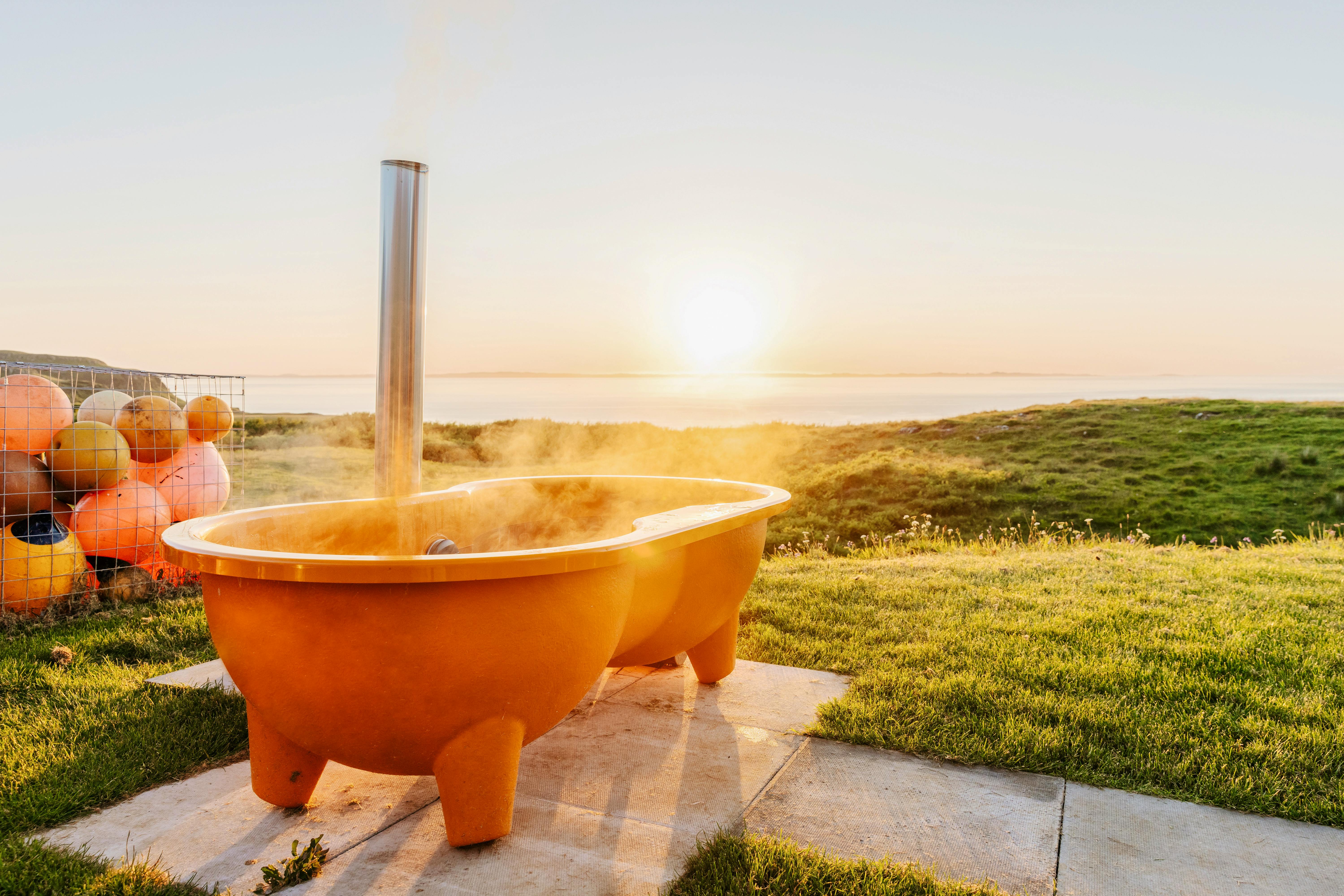 The outdoor bath, sun goes down