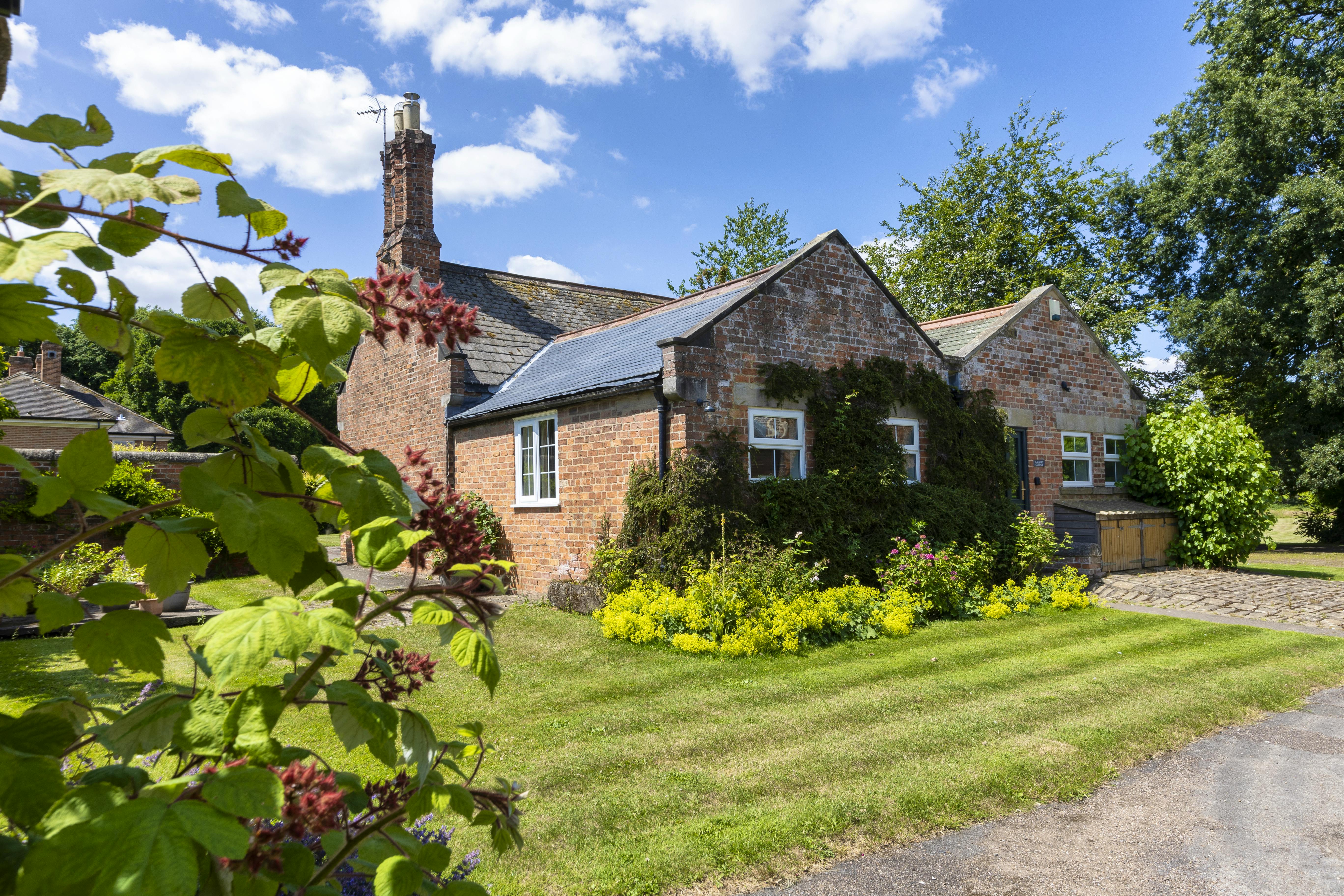 Laundry Cottage next door sleeps 4 