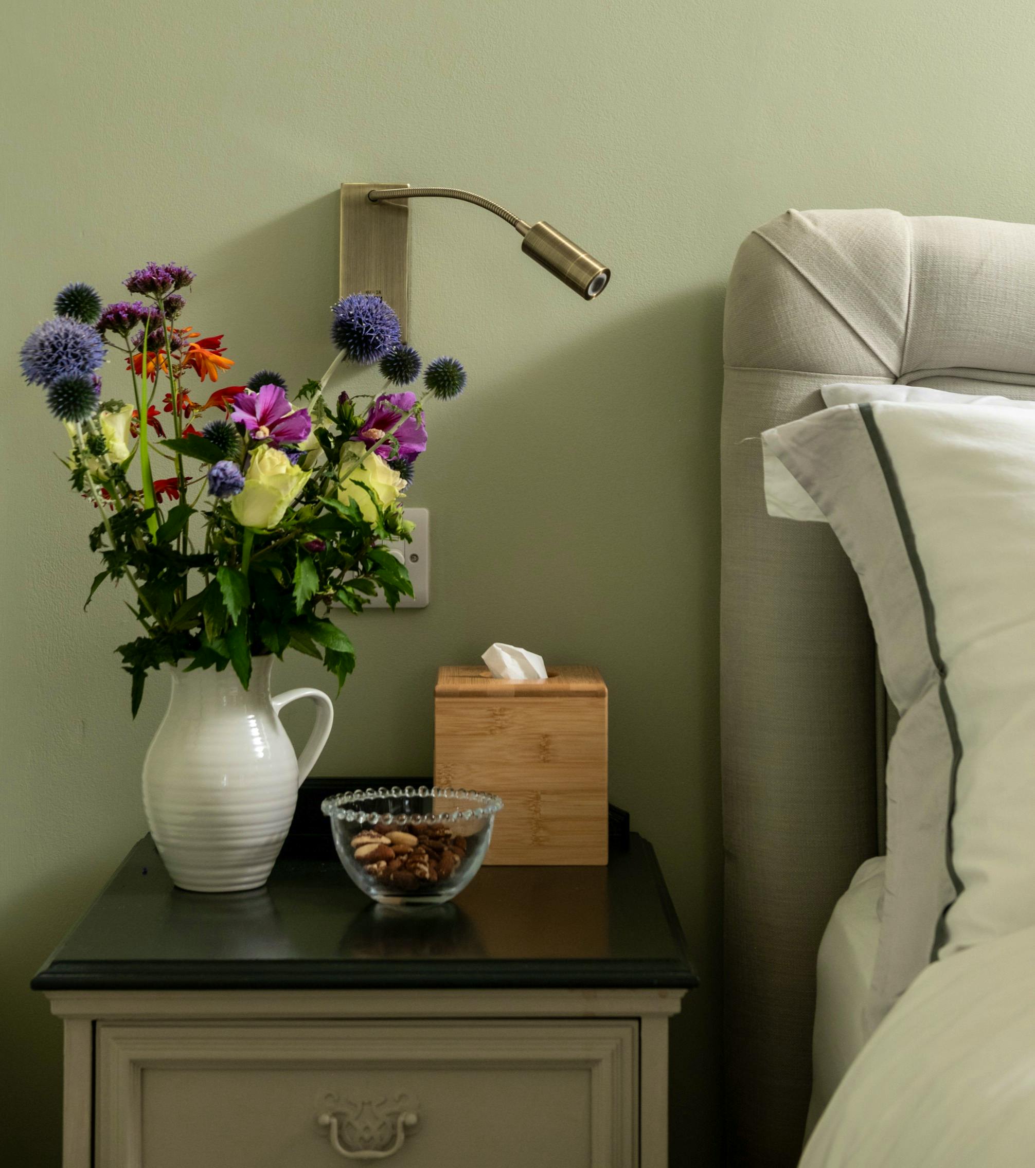 Task lighting with USB charging