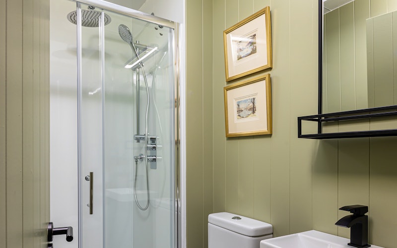 Willow Cabin Modern lochside cabin