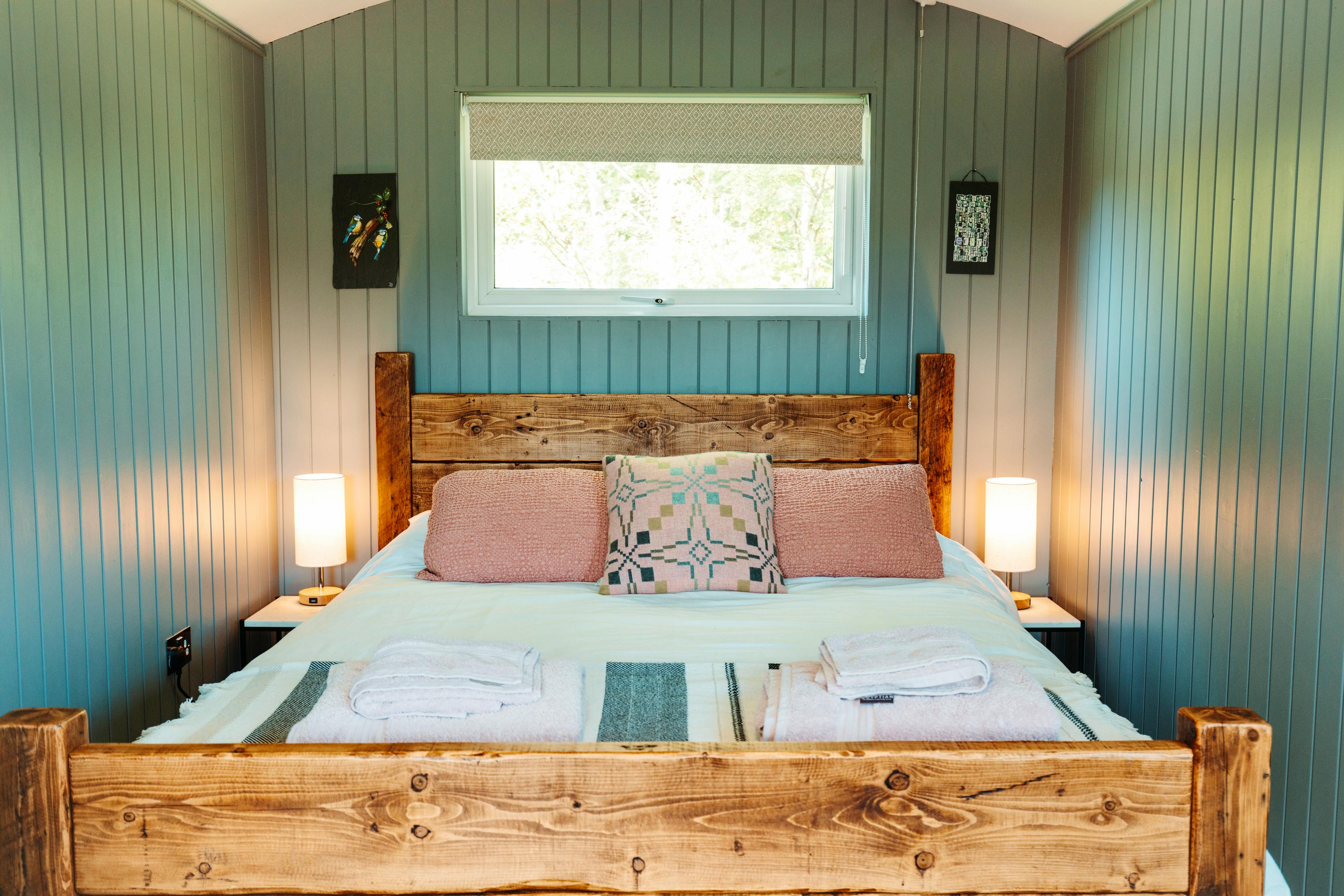 Caban y Gors_luxury king size bed