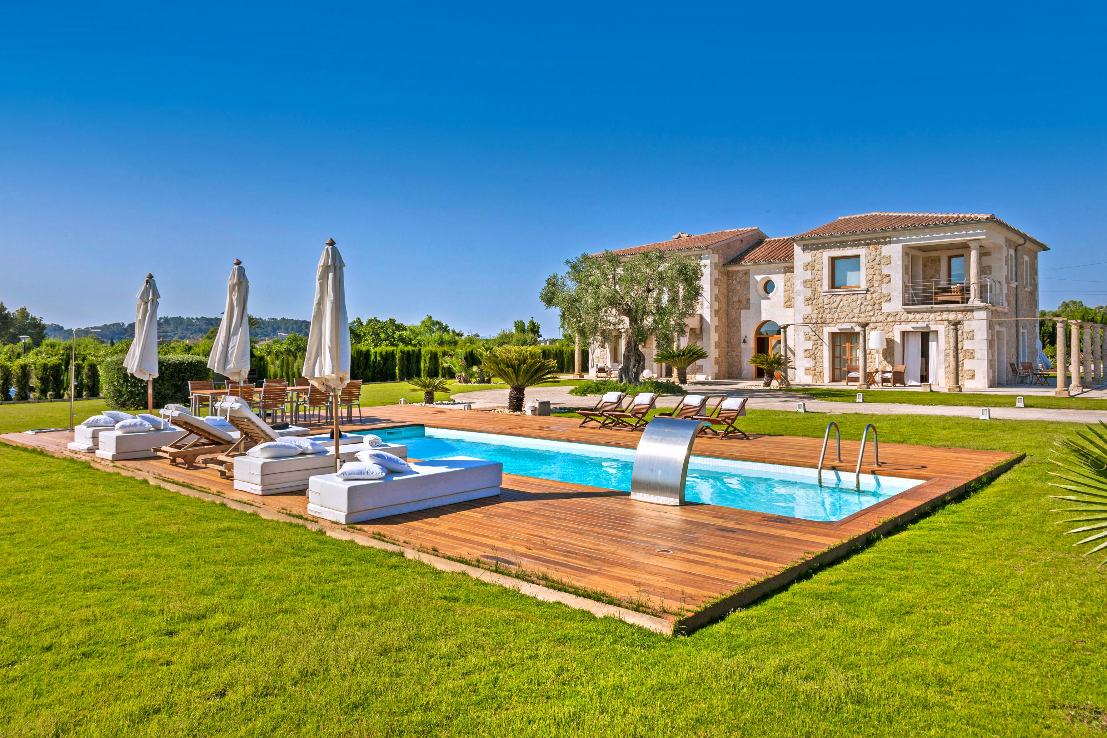 Book an Amazing CoolStay - Get a Free Tablet!