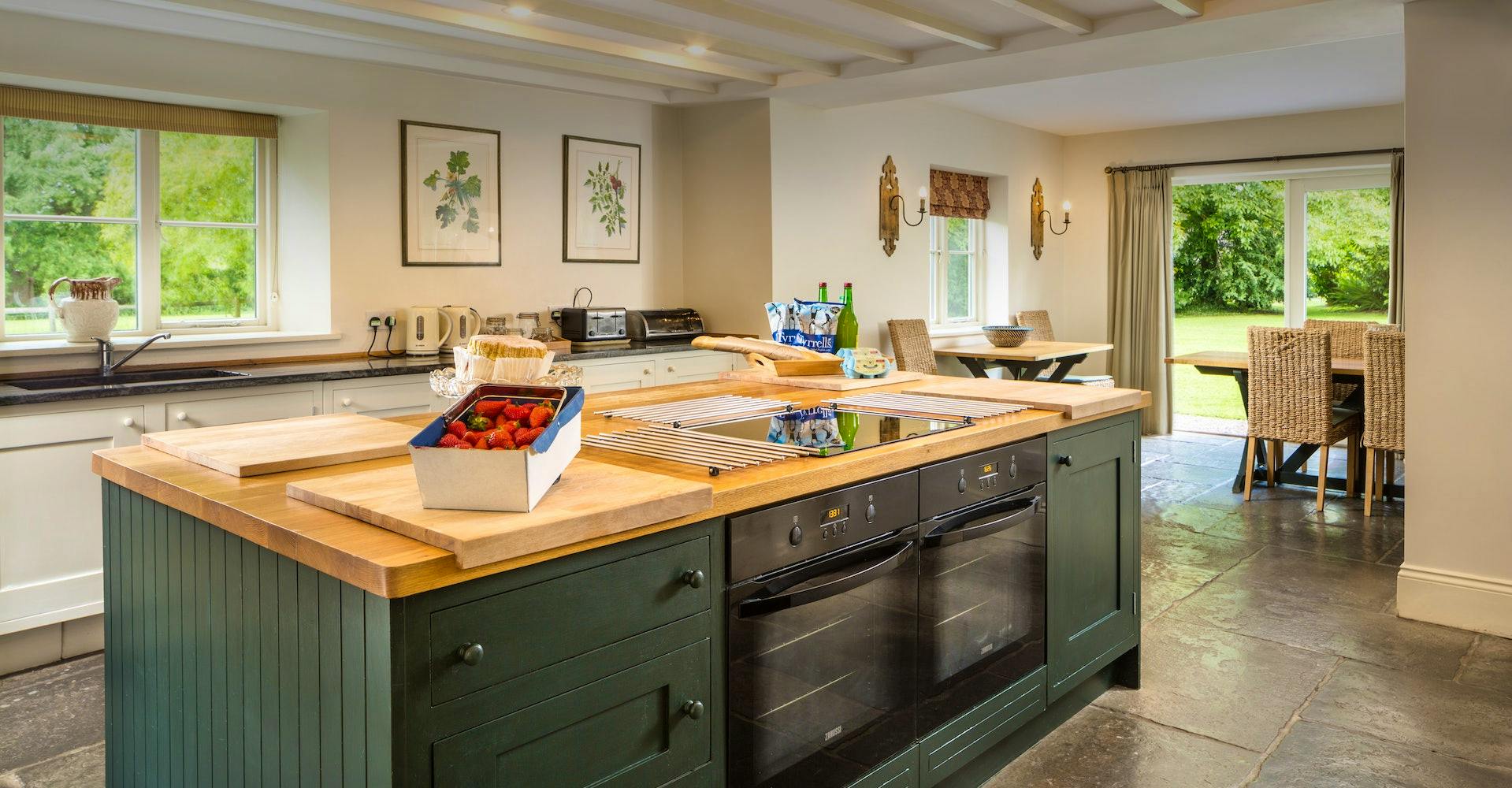 Working kitchen with 2 ovens & aga