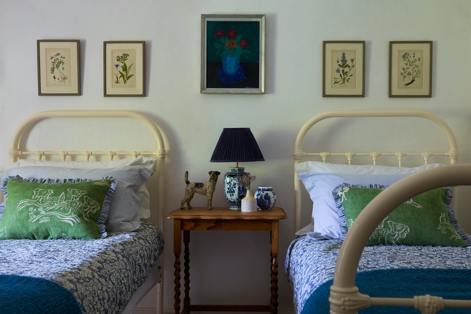 Twin bedroom (adjoins main bedroom)