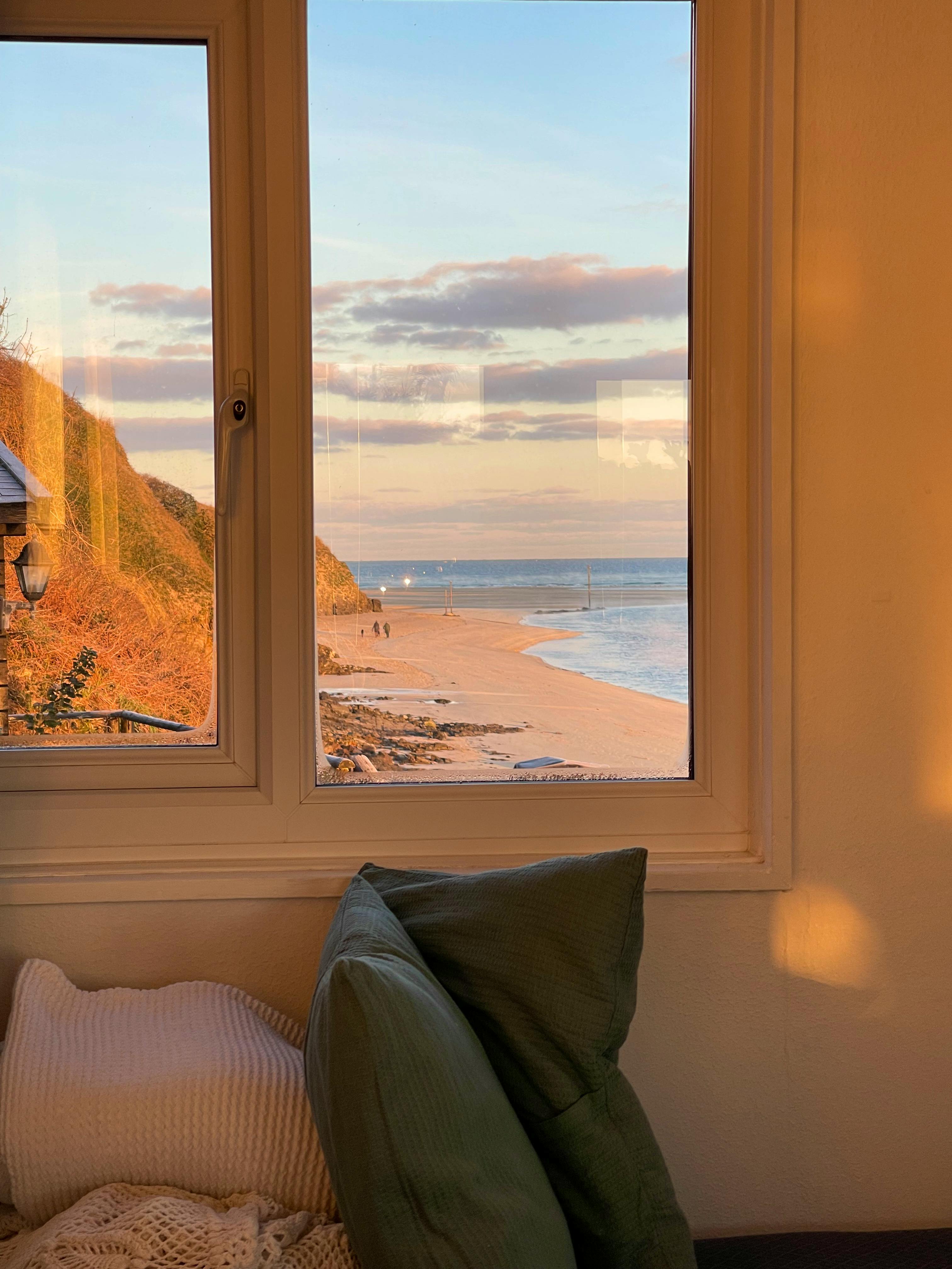 Master Bed LHS Chaise Sunset  View 