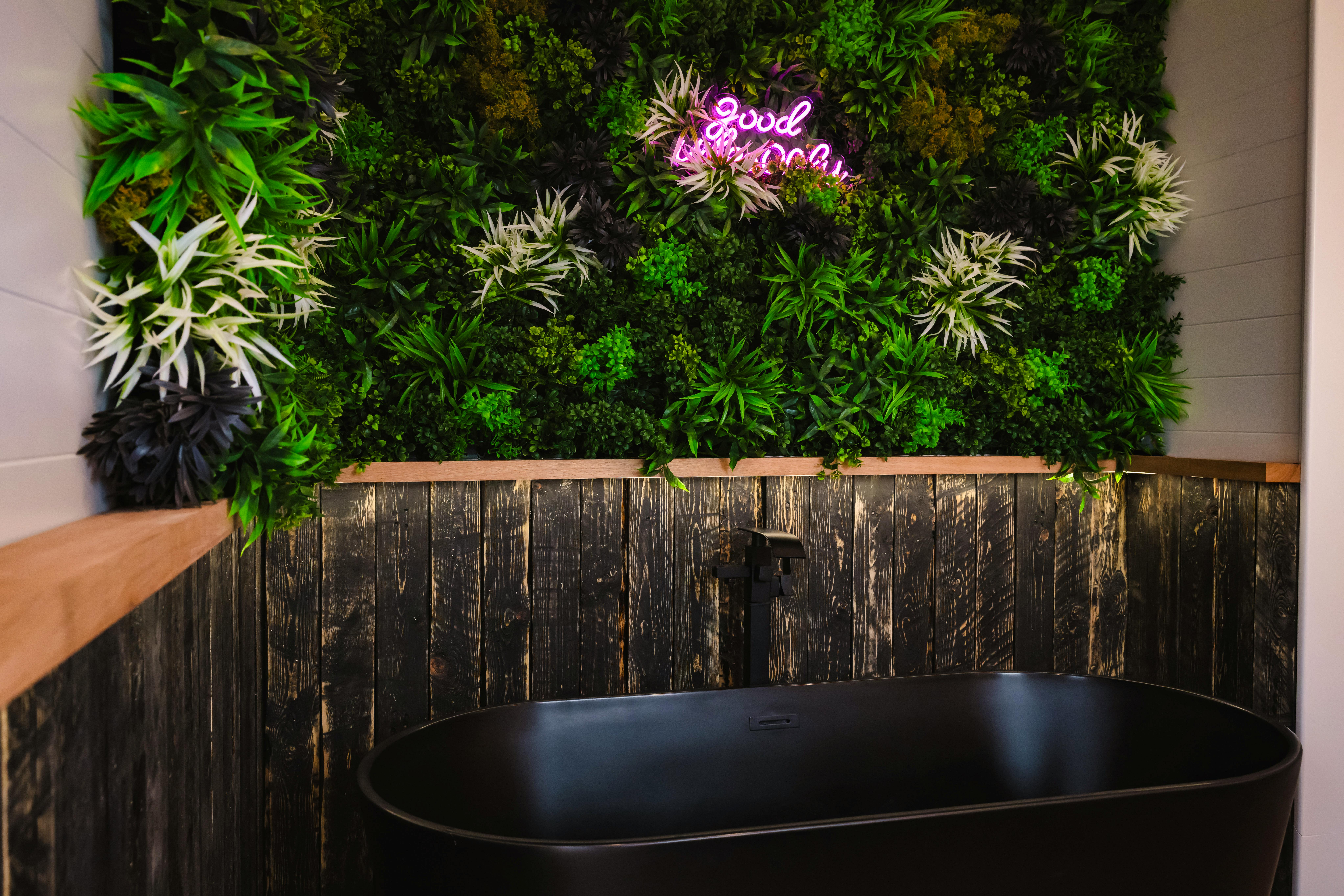 Kite Lodge - Master Bed Bath Tub