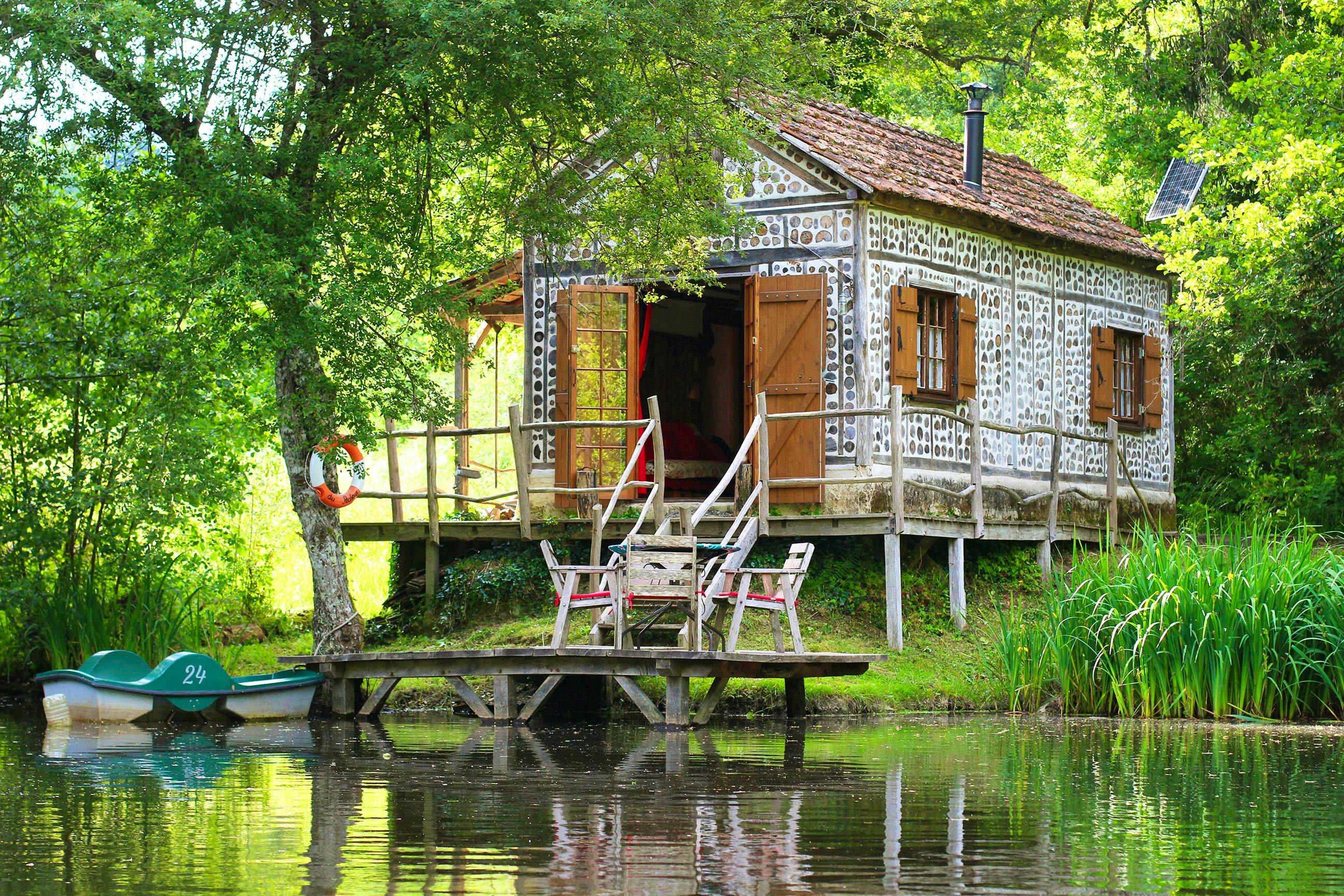 Fisherman\'s Cabin, lakeside France