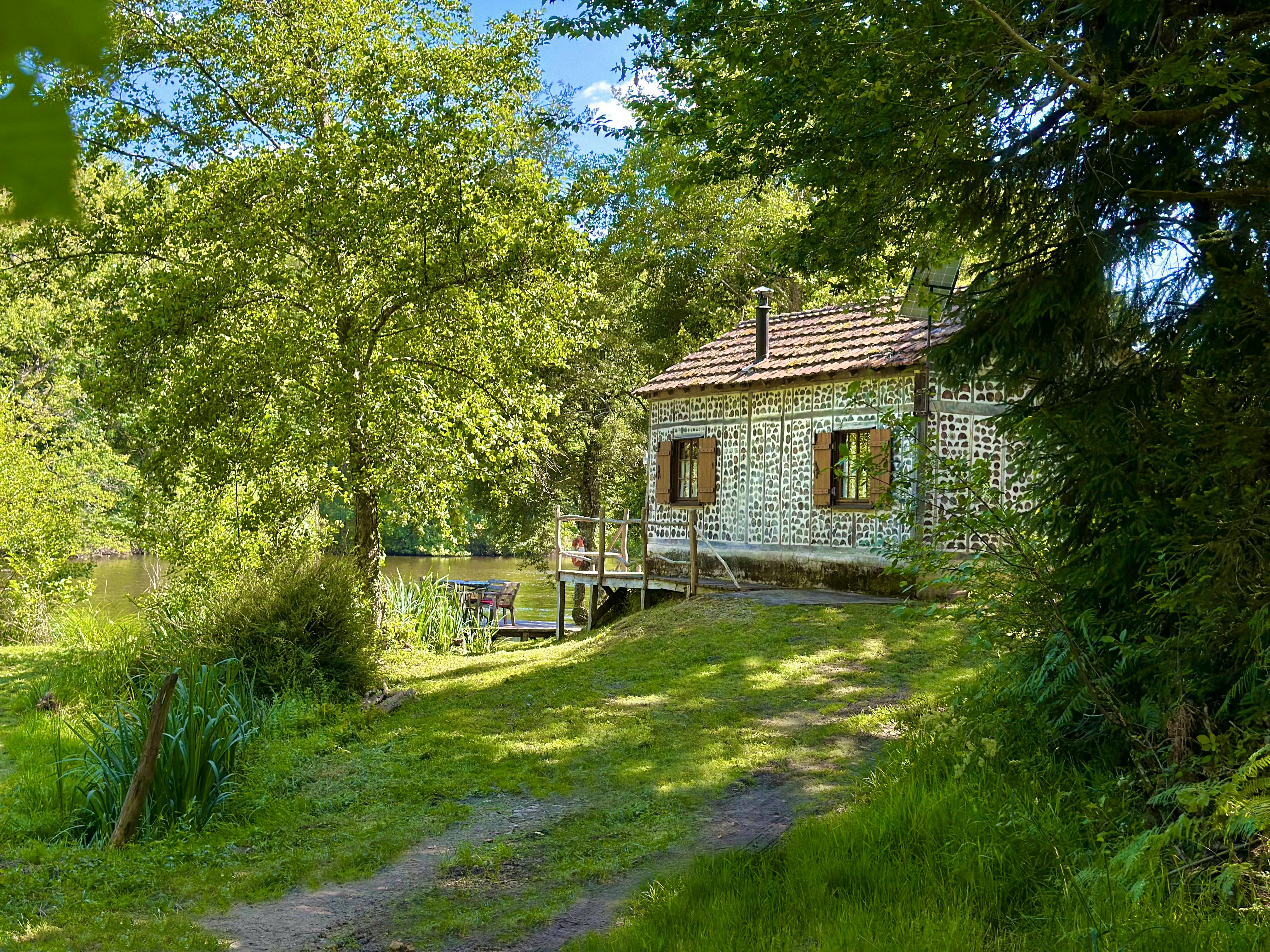 Approach Fisherman\'s Cabin, France