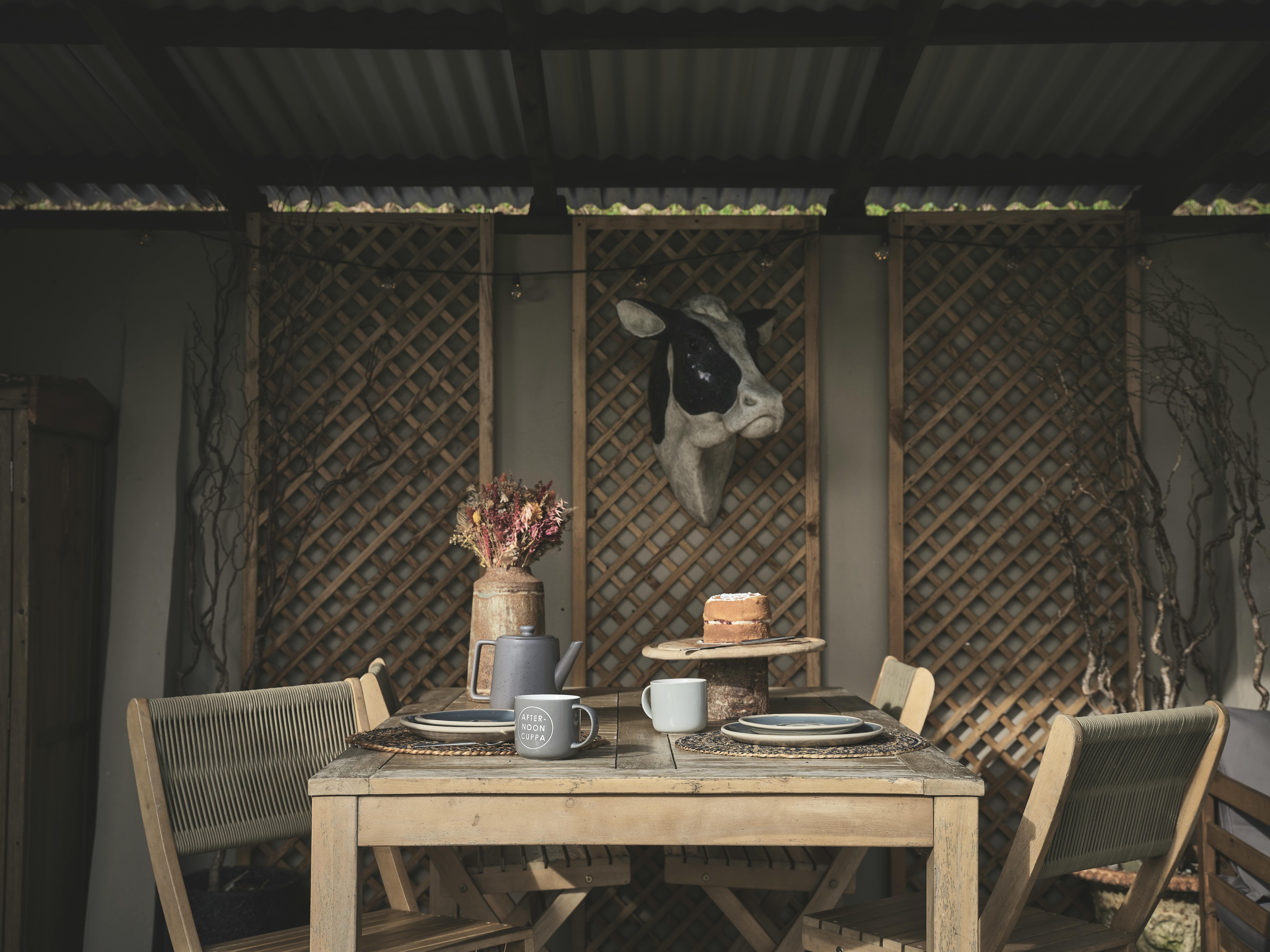 Outdoor dinning space