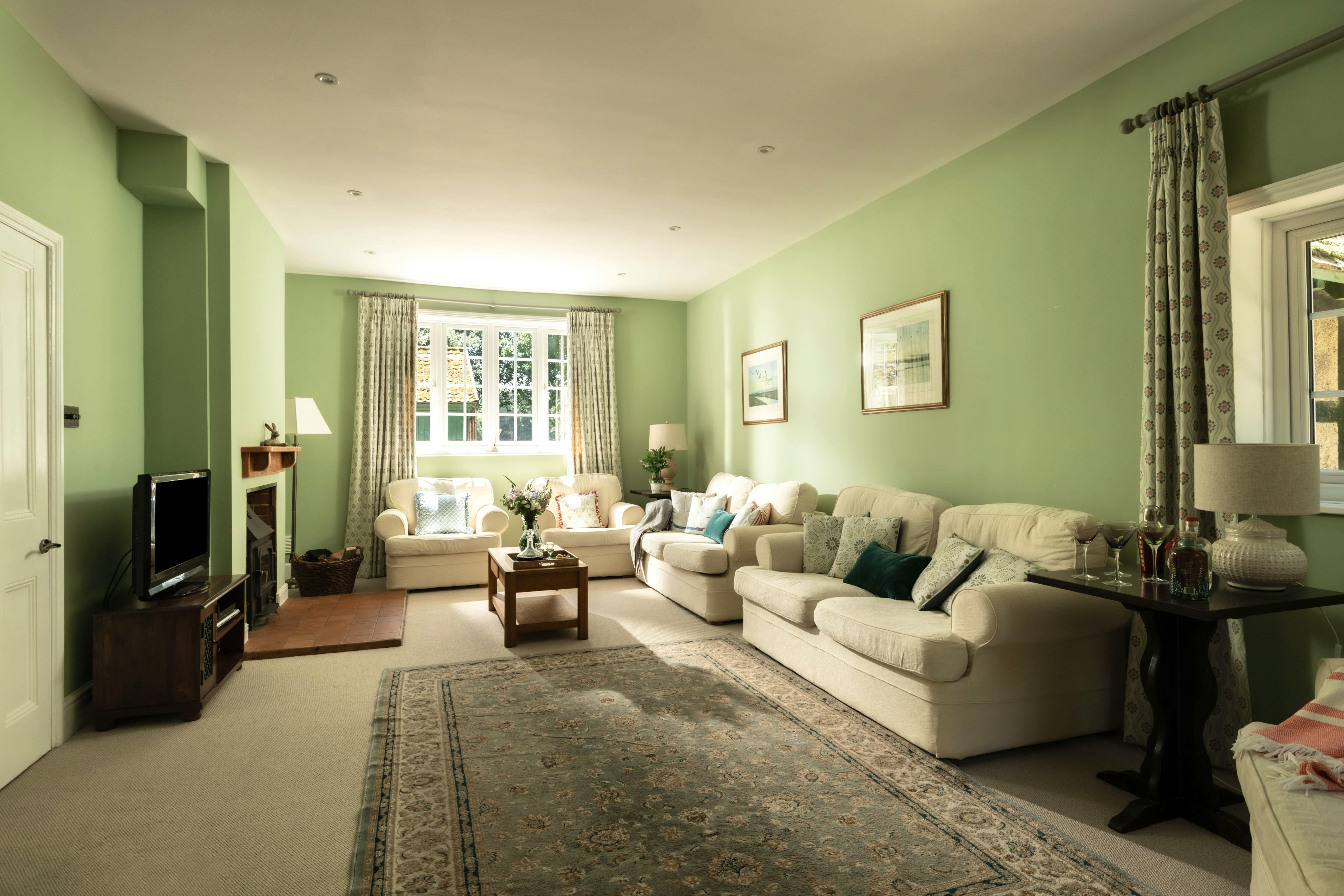 Large sitting room with comfy sofas