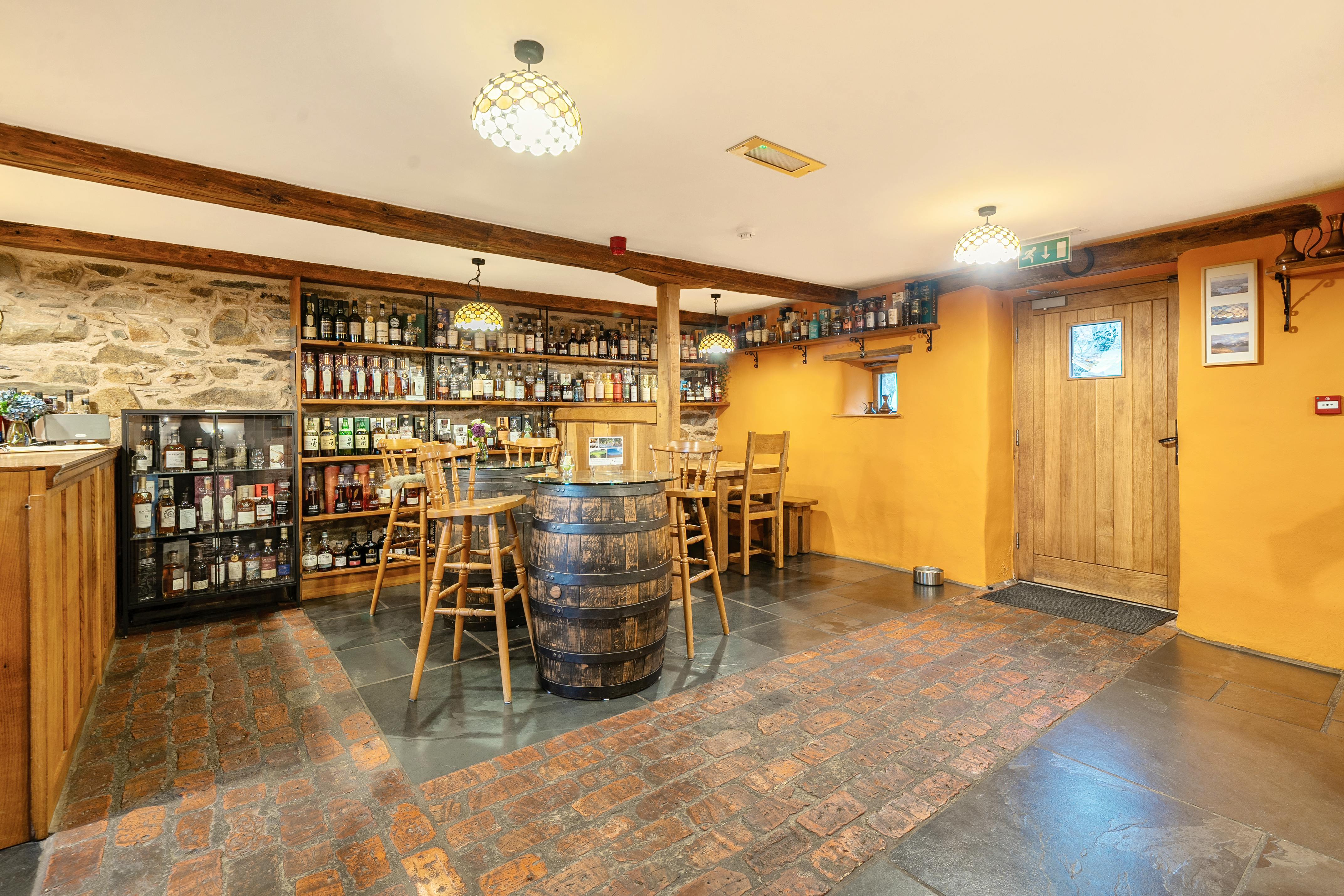 Whisky Barn, the rustic&homely bar