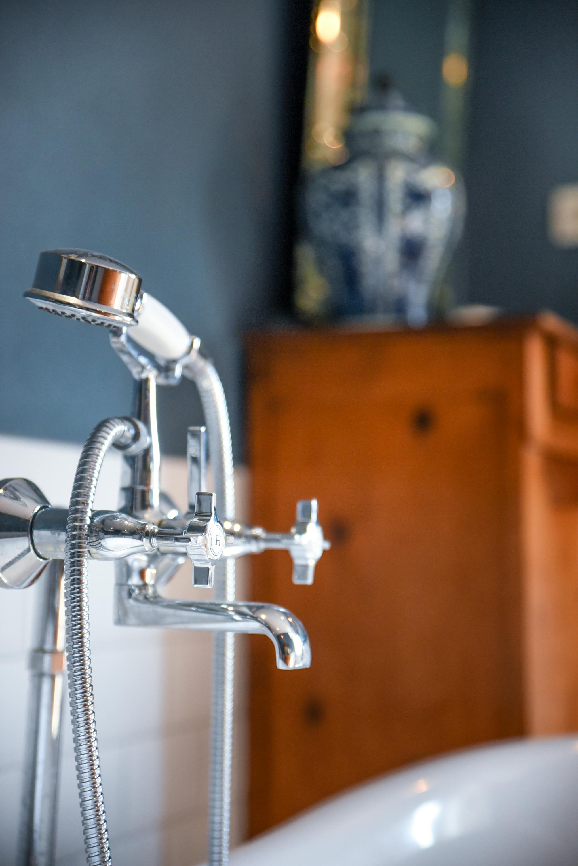 Amanda suite slipper bath detail 