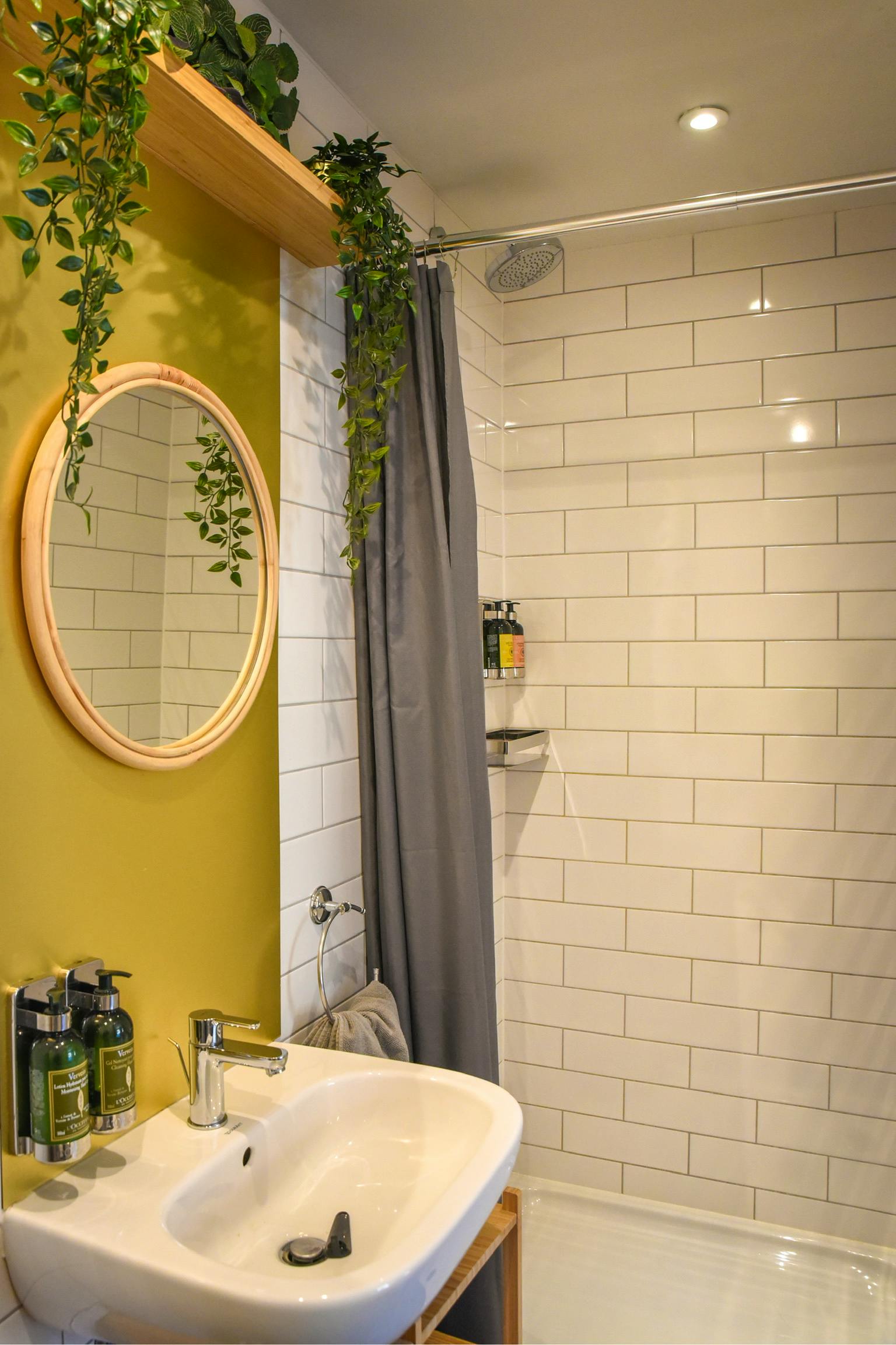 Silvija suit en-suite shower room