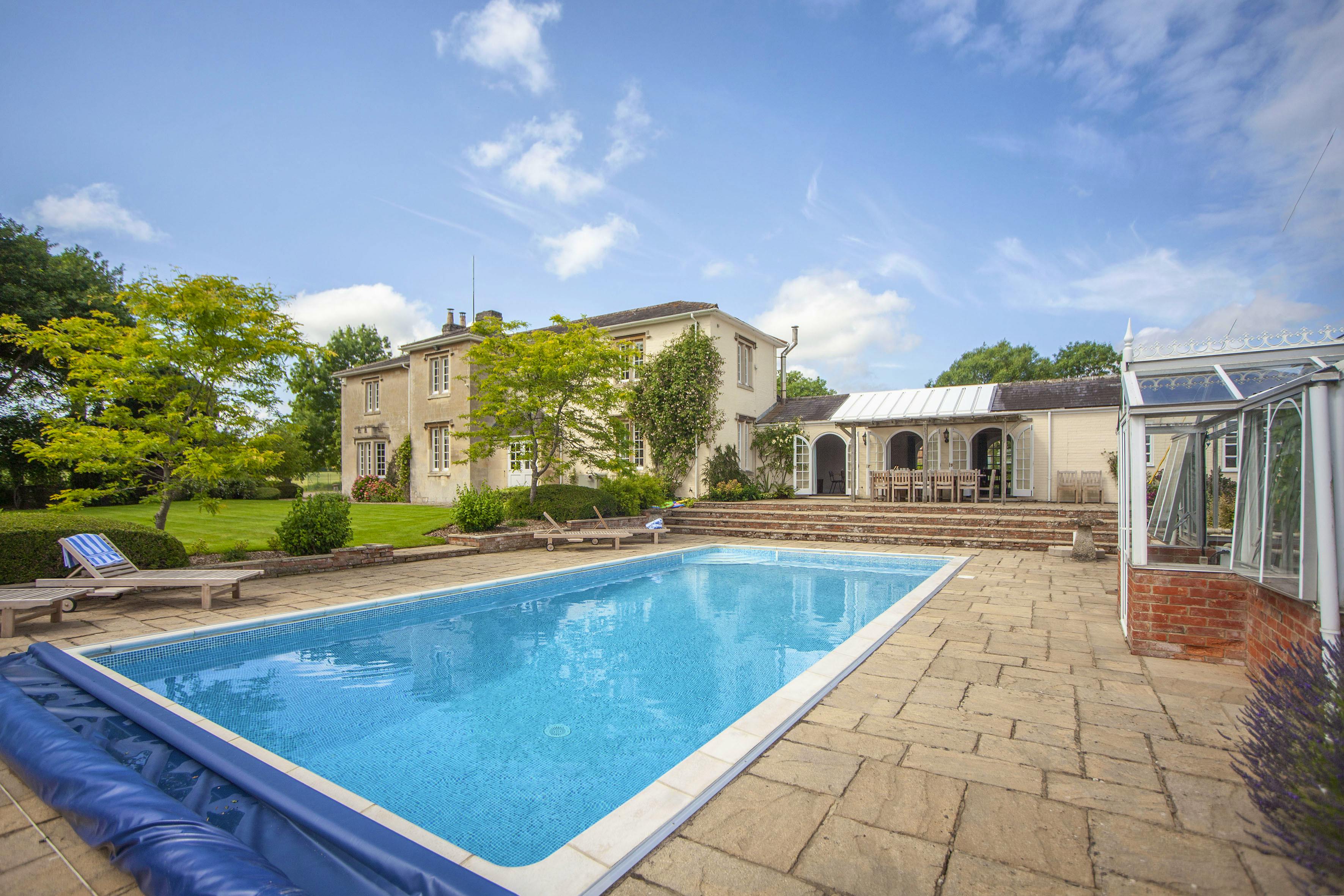 Swimming pool with safety cover