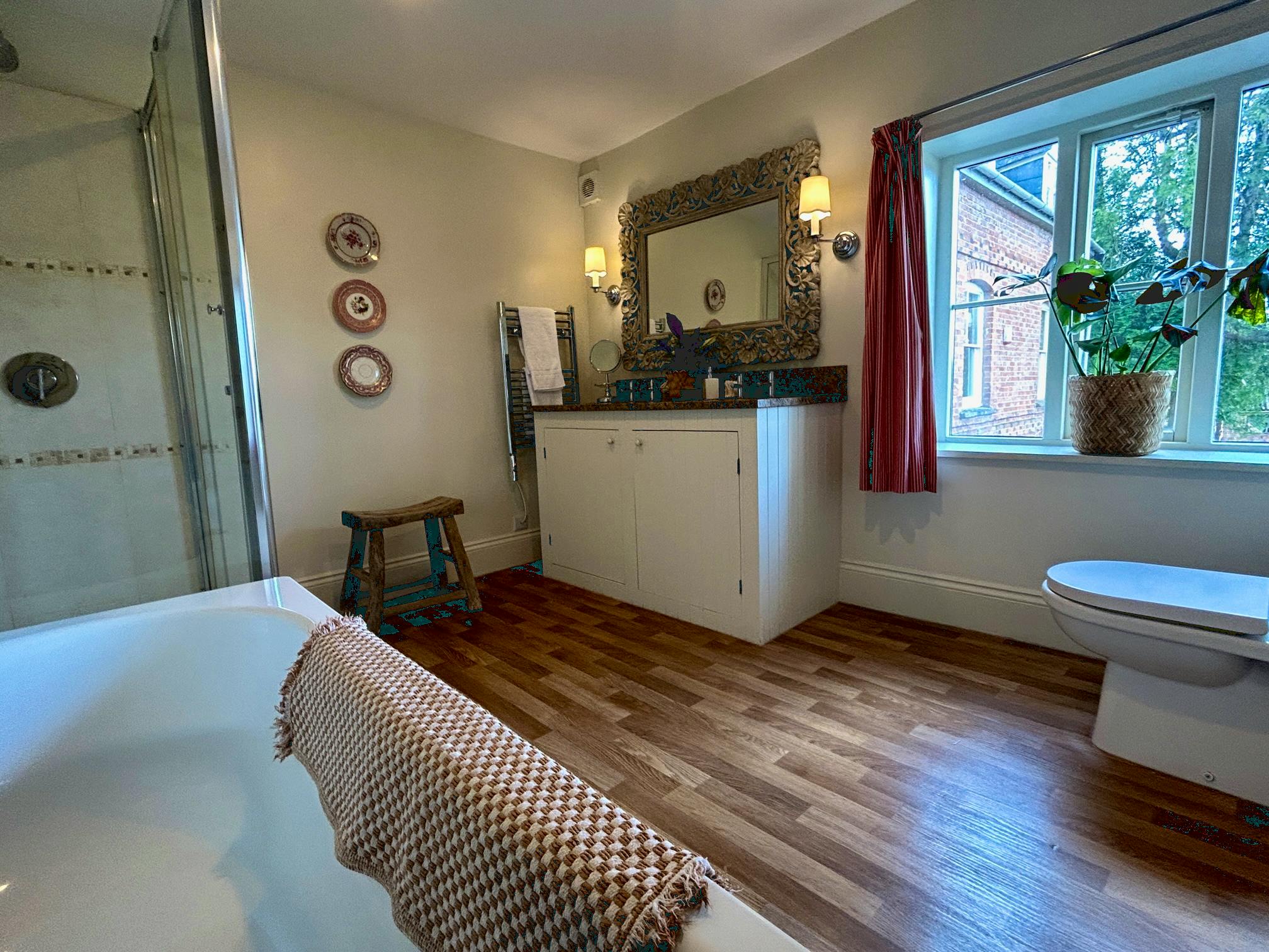 Huge Panpantum bathroom 