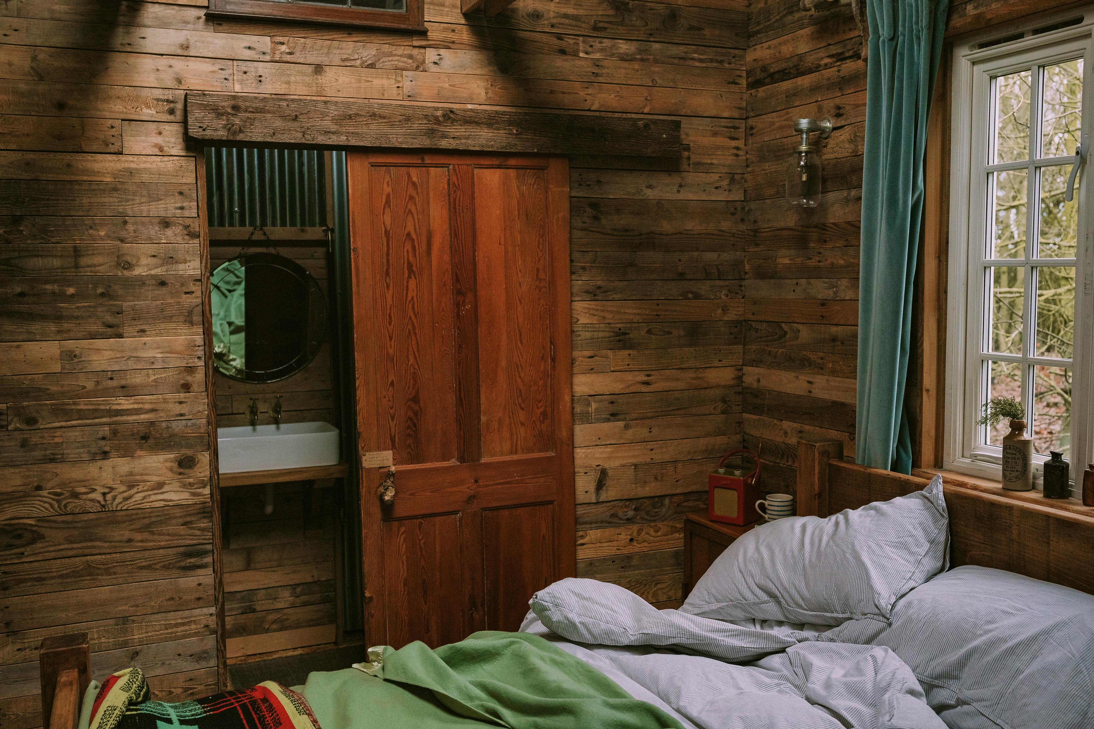 Cabin 1 - bedroom & ensuite