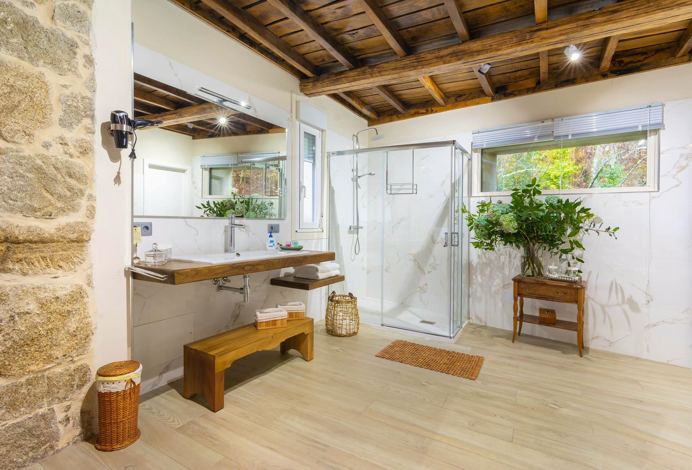 Palleira room bathroom