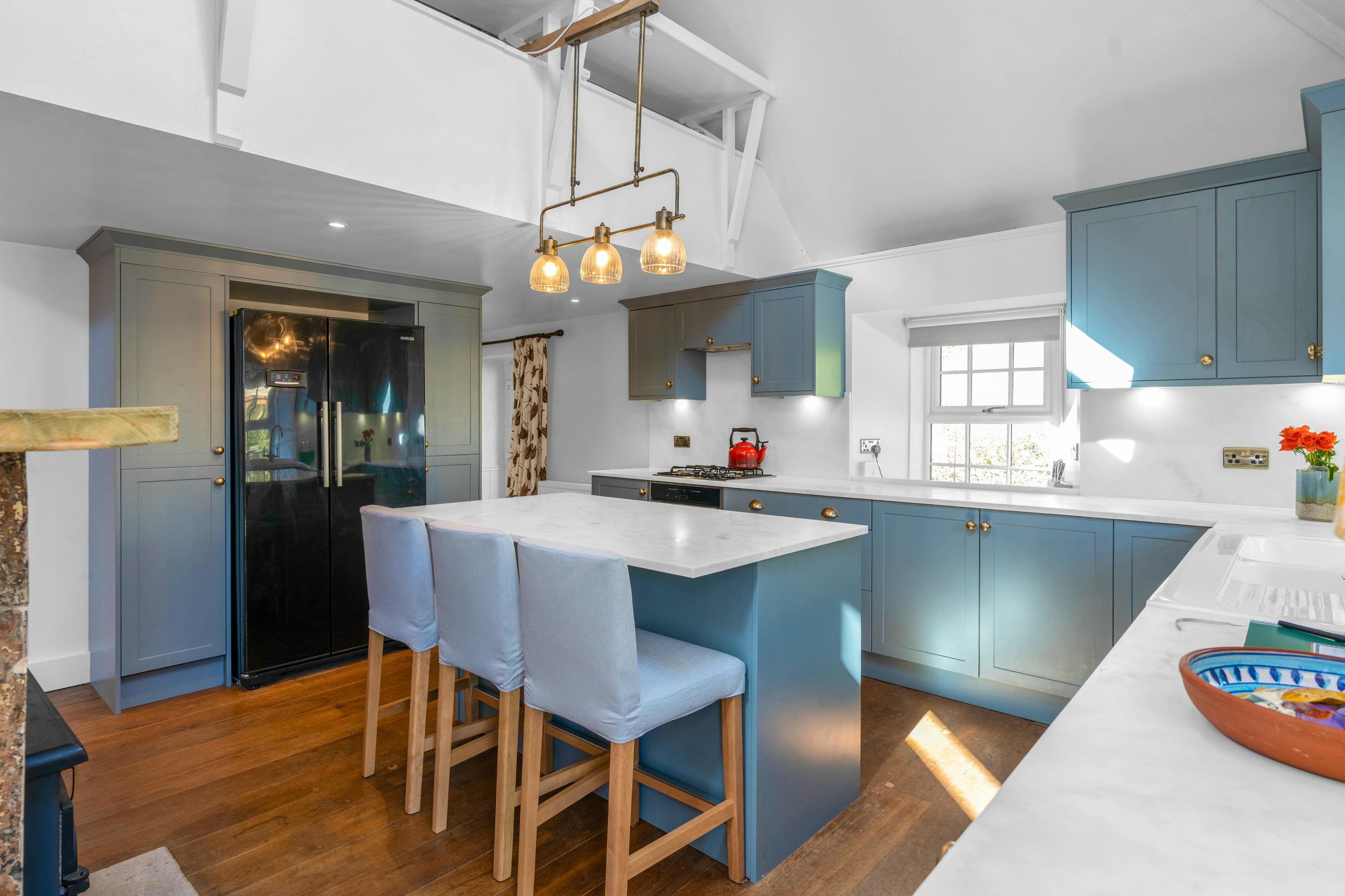 Kitchen and breakfast bar 