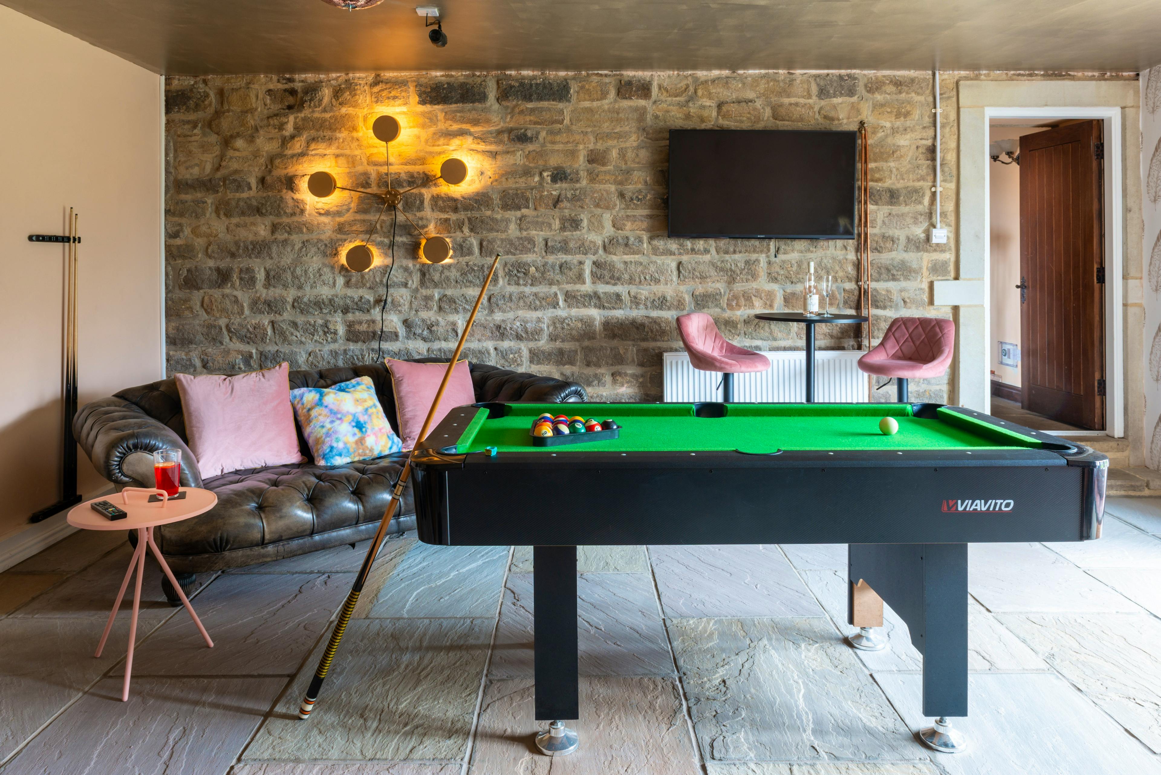 Lounge bar - TV, pooltable, karaoke