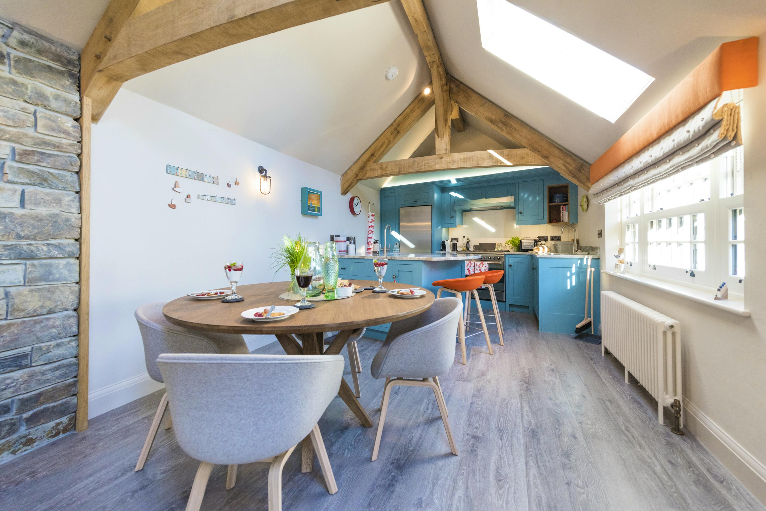 Wella kitchen/dining area