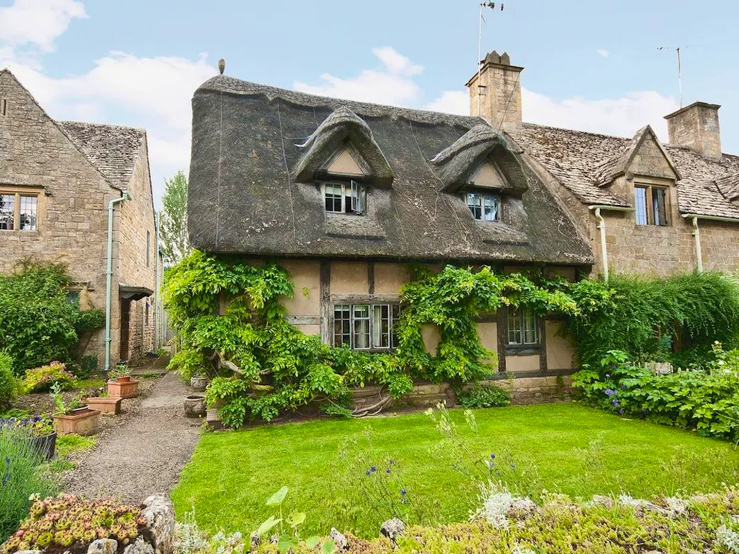 10 Coolest English Thatched Cottages