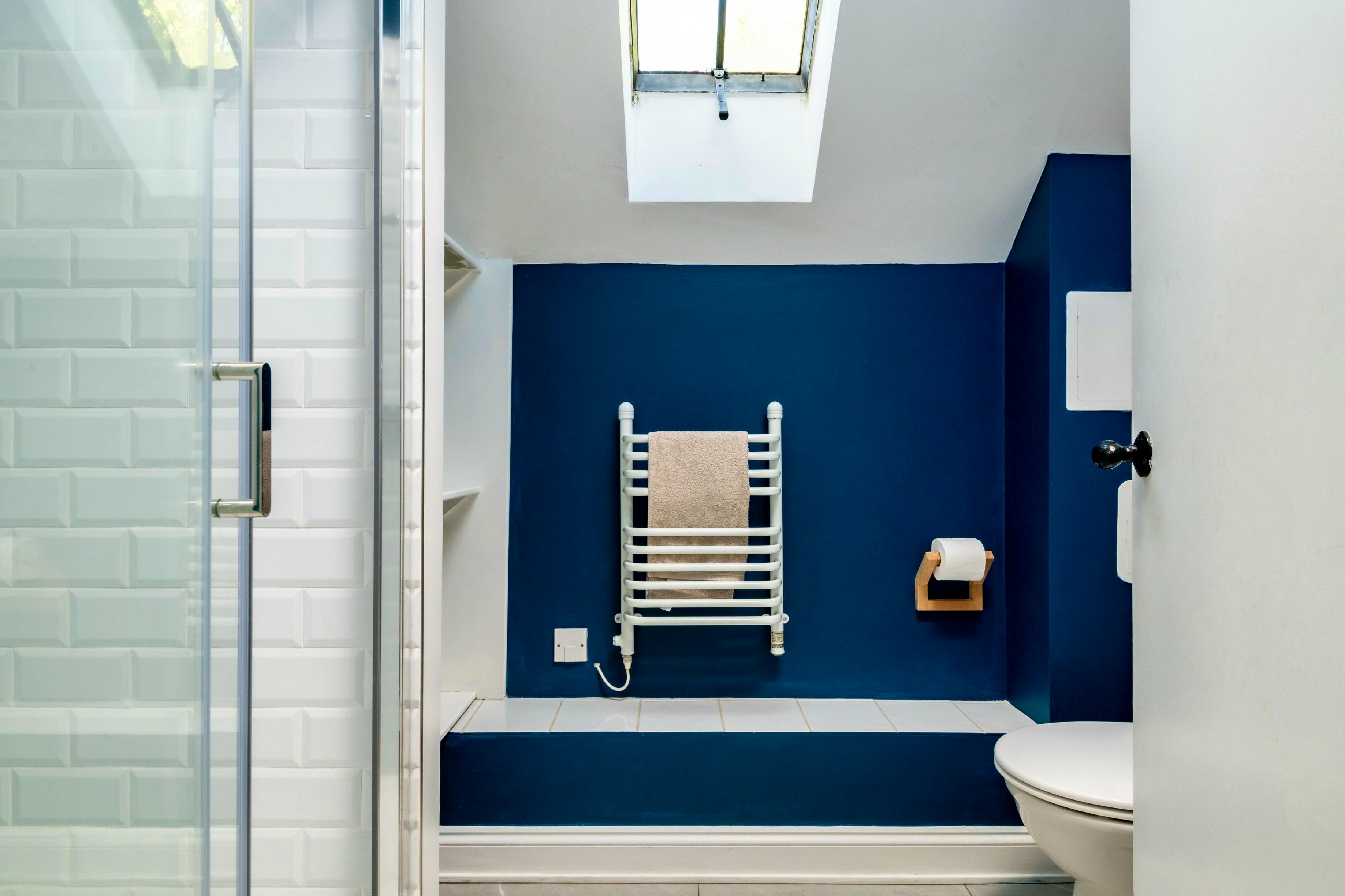 Ensuite bathroom one w. Rain Shower