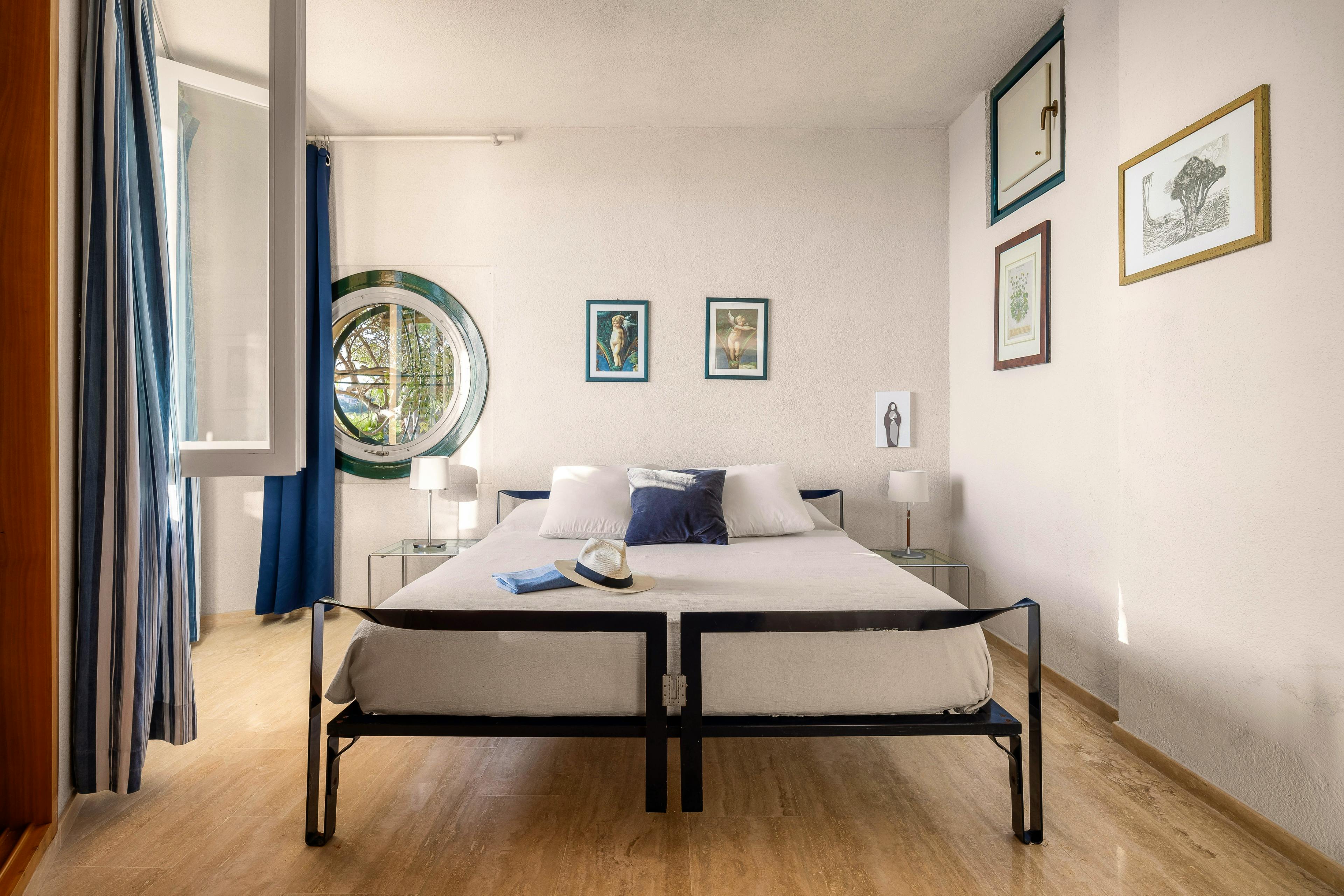 stanza dal  letto    con vista  mar