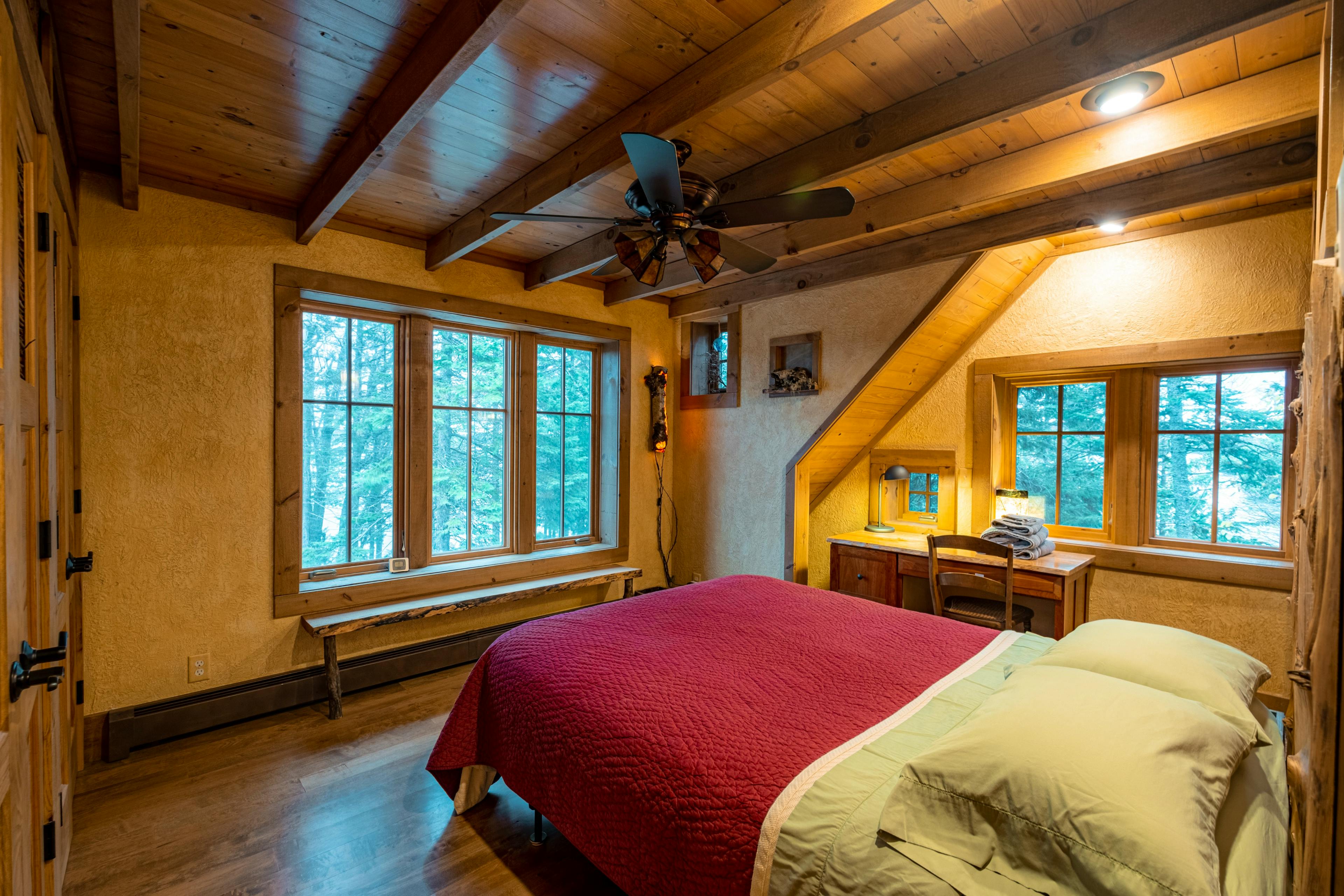 Queen size beds, both bedrooms. 