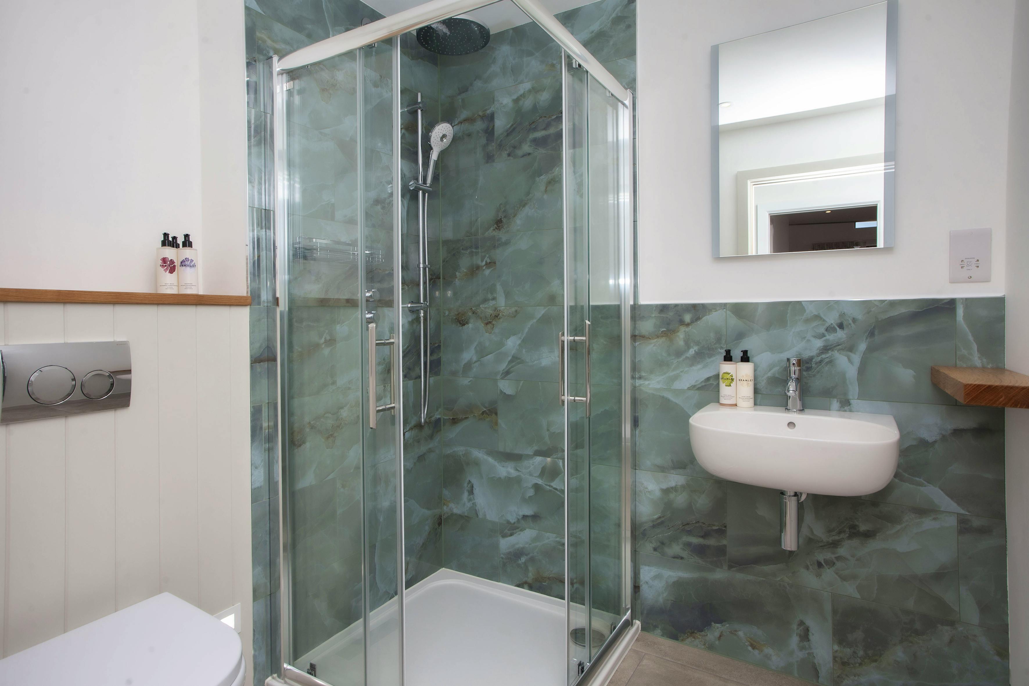 Hayloft ensuite - Daisy