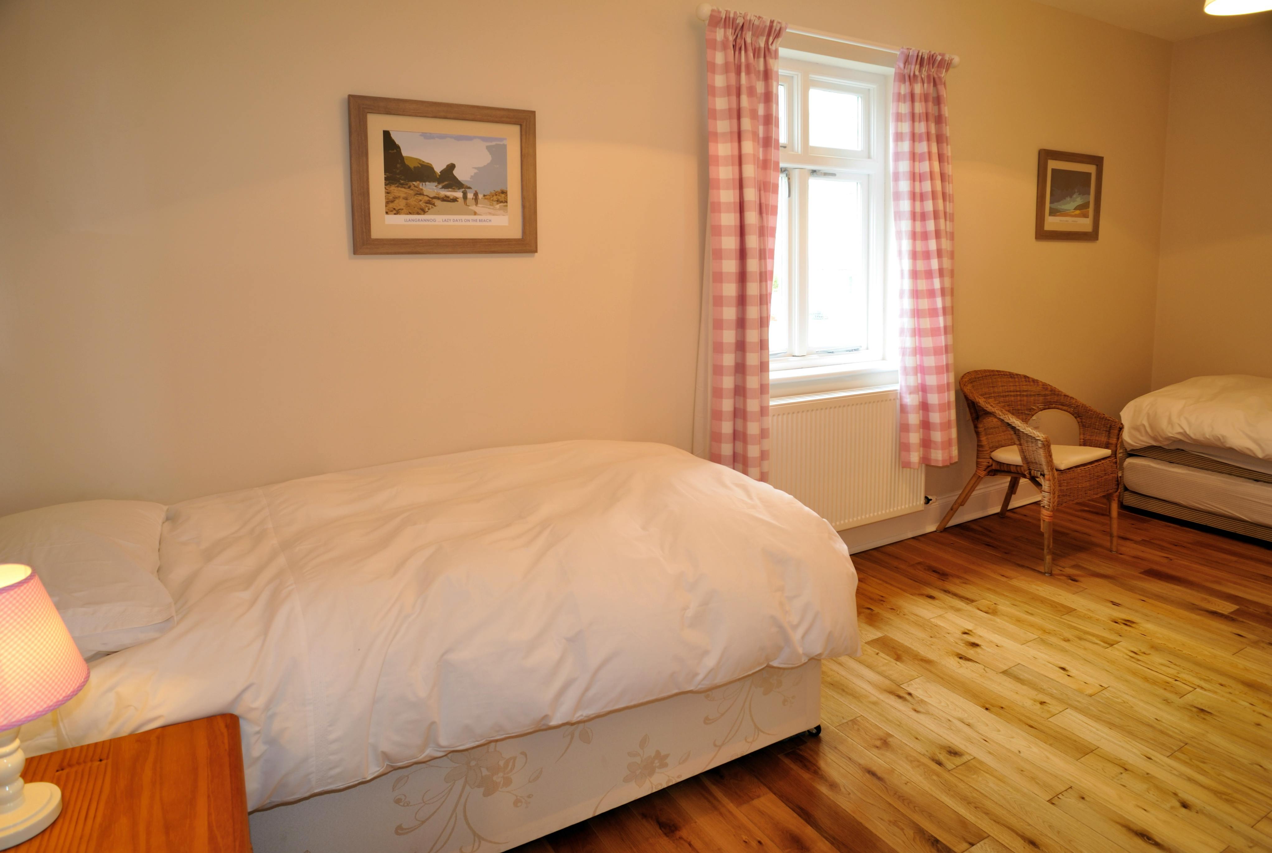 Twin bedroom at front of house