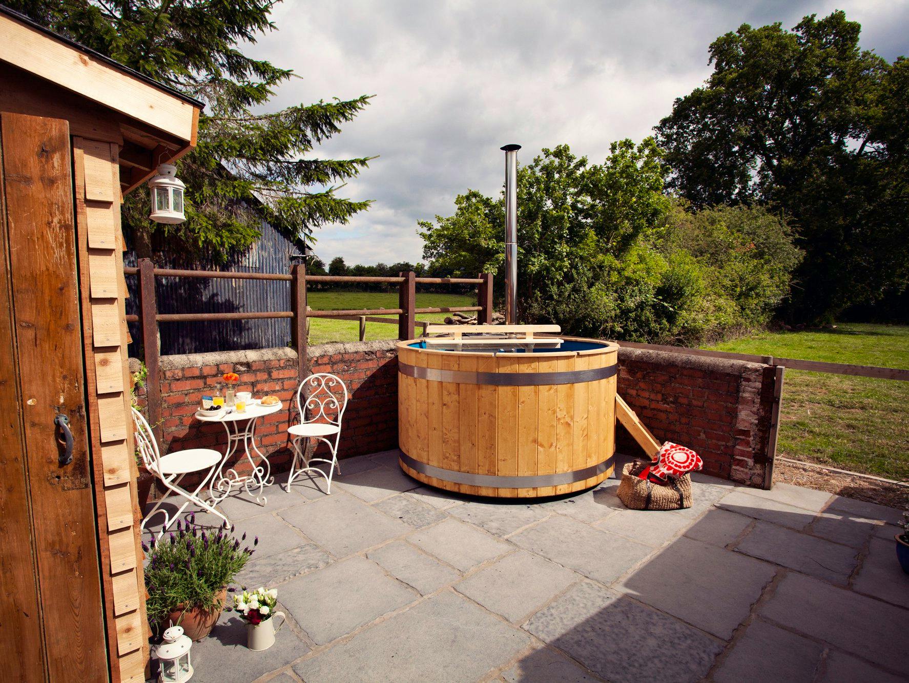 The Tiny B&B, With A Hot Tub Under The Stars Near Abergavenny