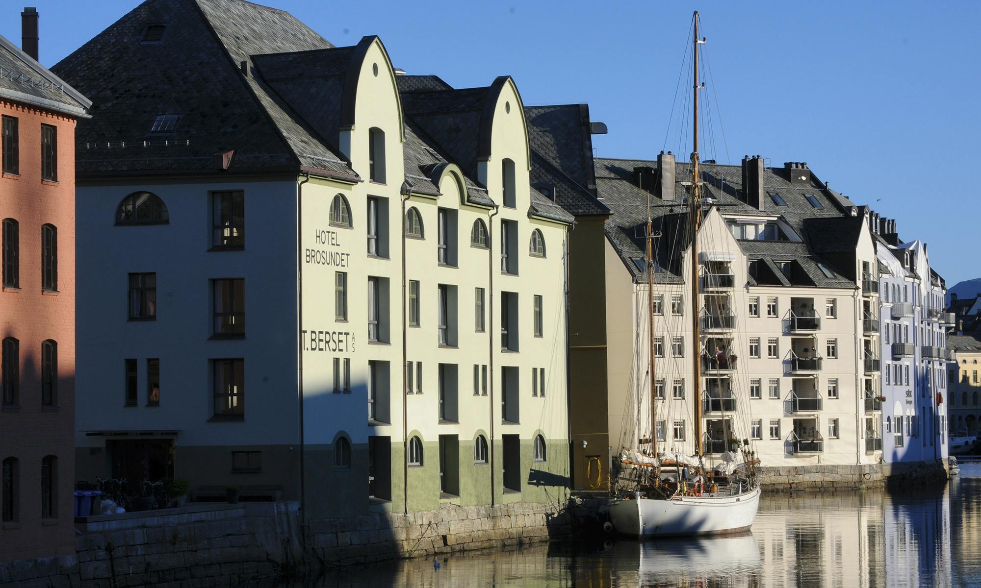 Hotel Brosundet - Image 1