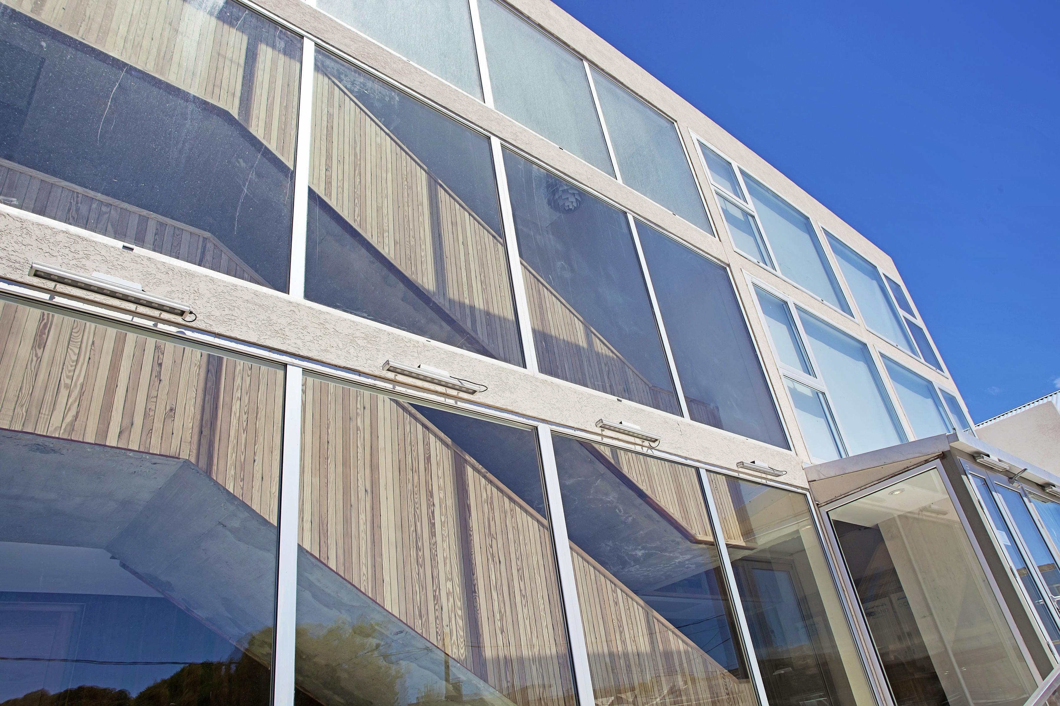 Sunshine and bright light throughout