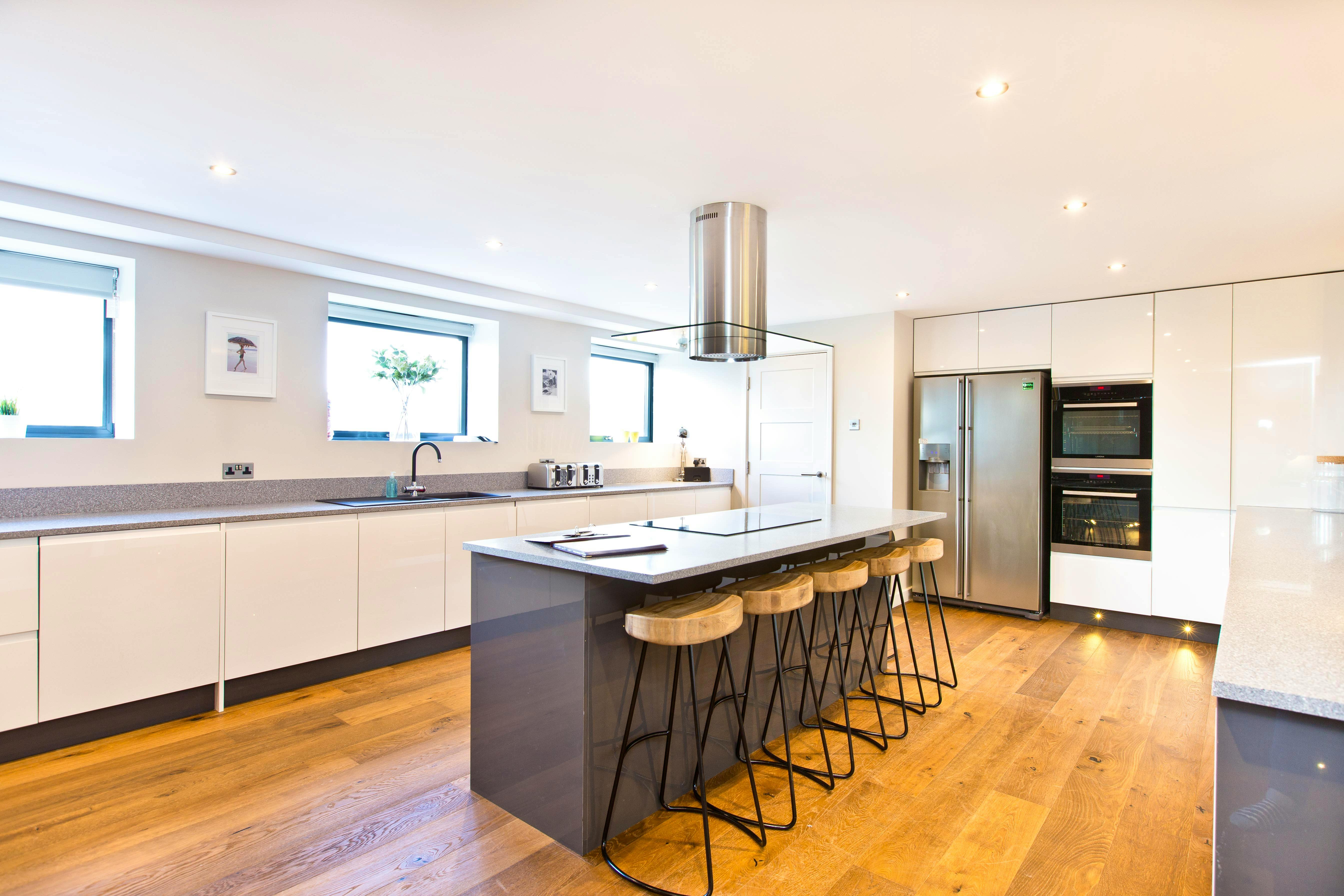 Fully equipped kitchen with island 