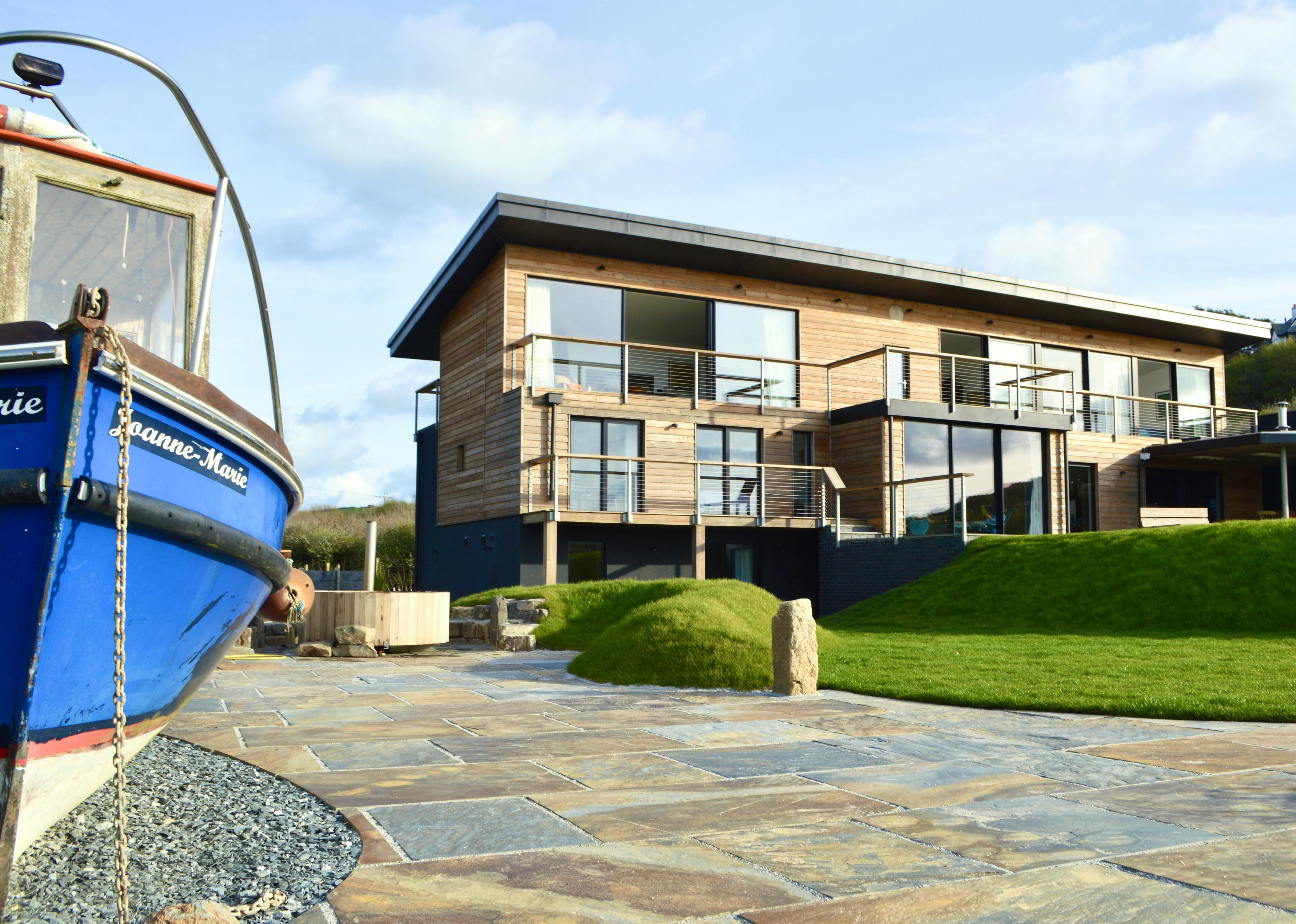 Play boat, Hot tub and House