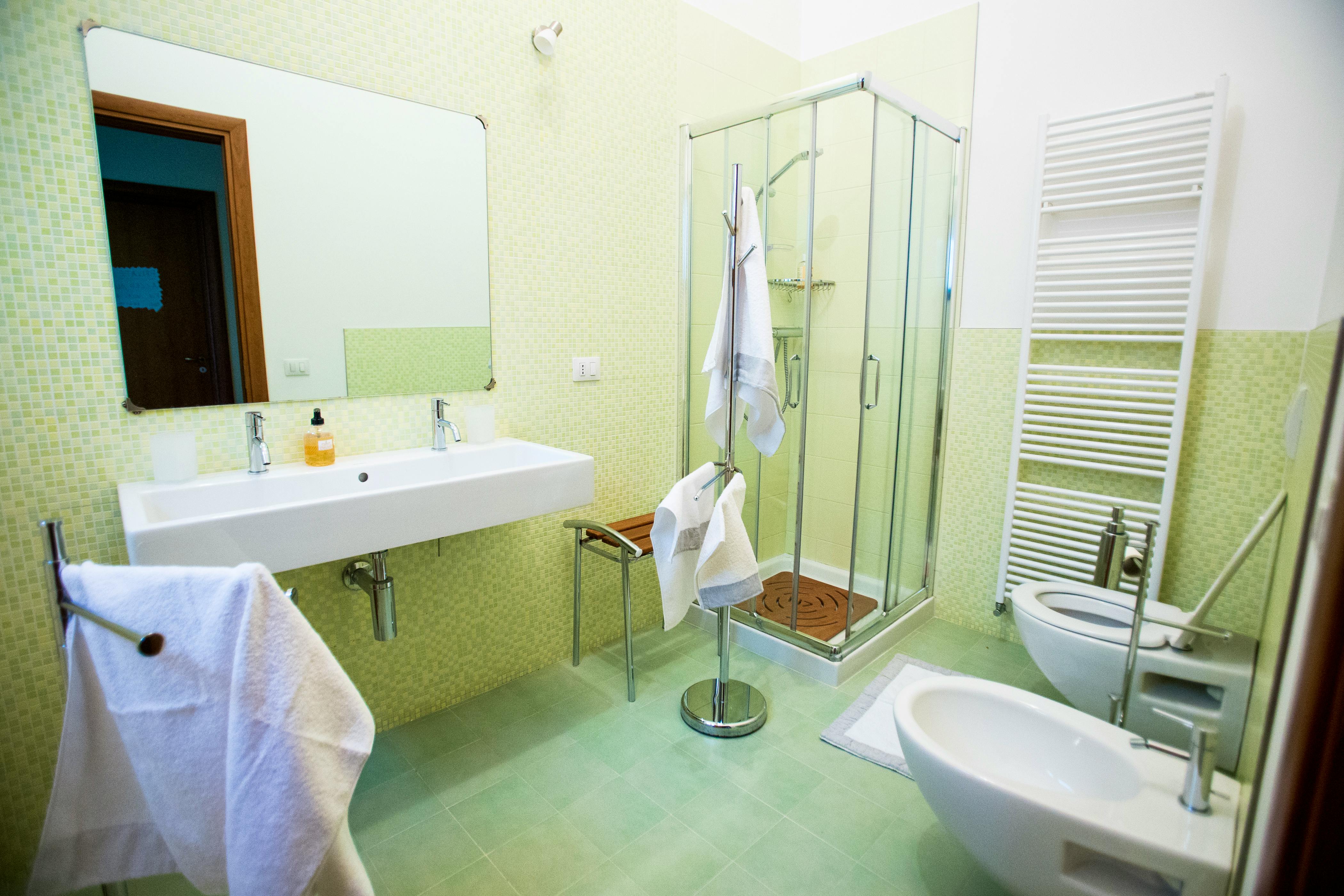 Abbasciu: Bathroom with shower.