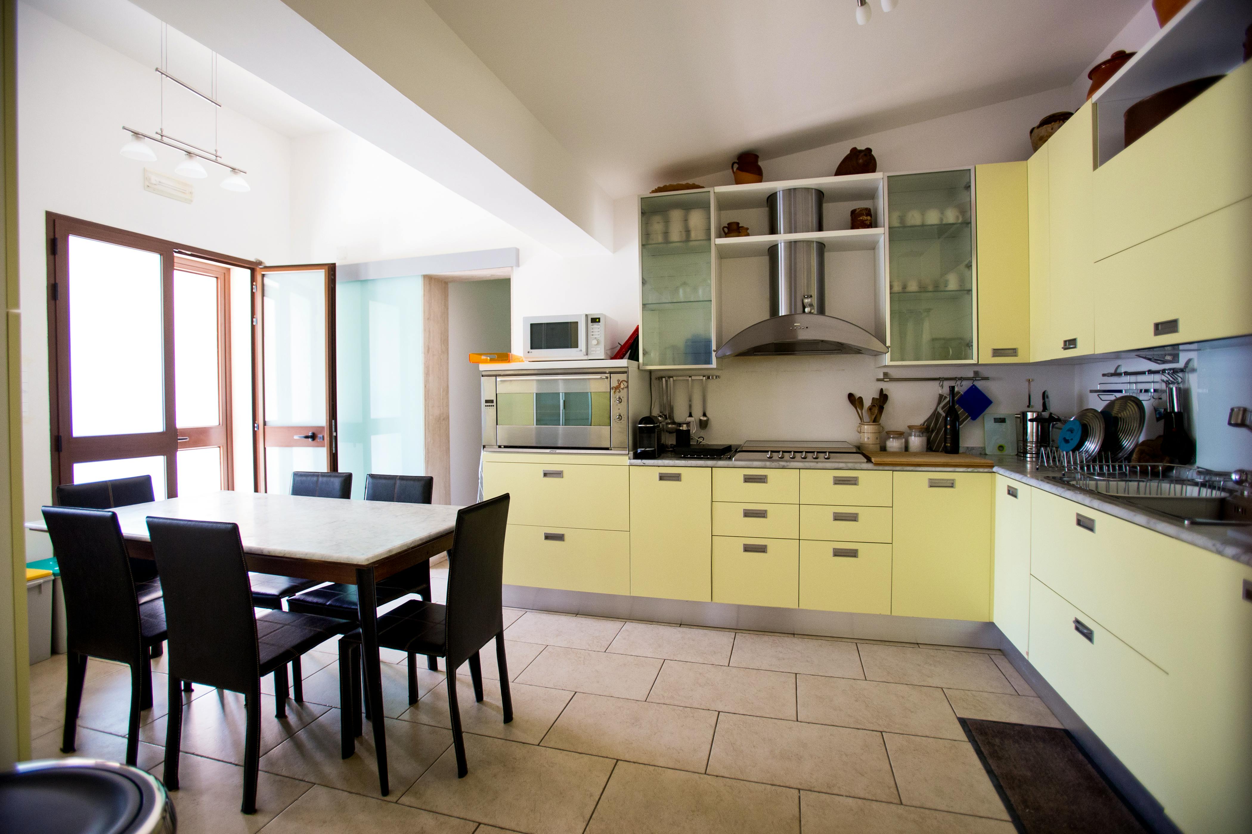 Abbsciu: Large, well equipped modern eat-in kitchen.