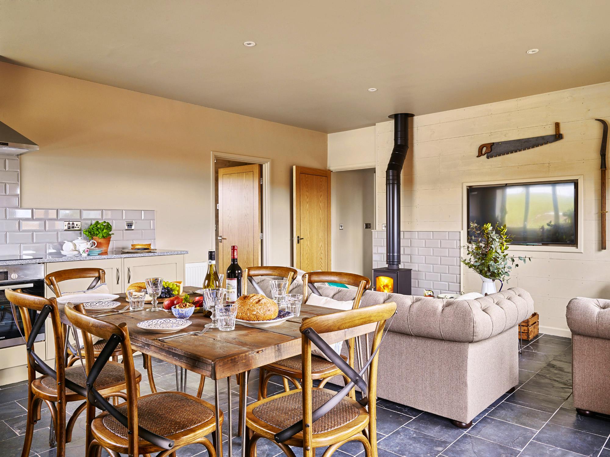 Fully equipped bespoke kitchen