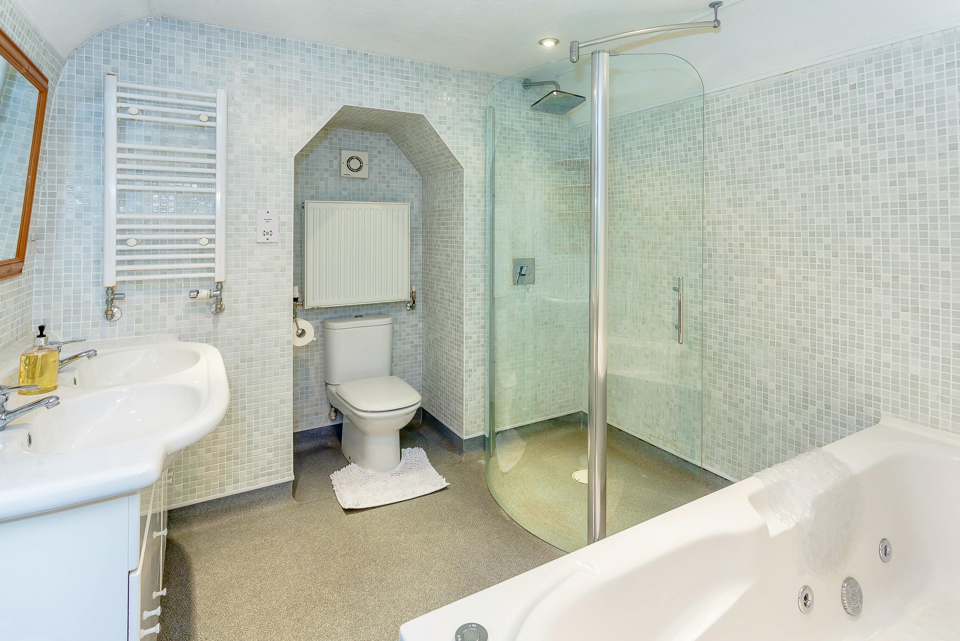 Int. 7b carriage 2 view of double en-suite bathroom