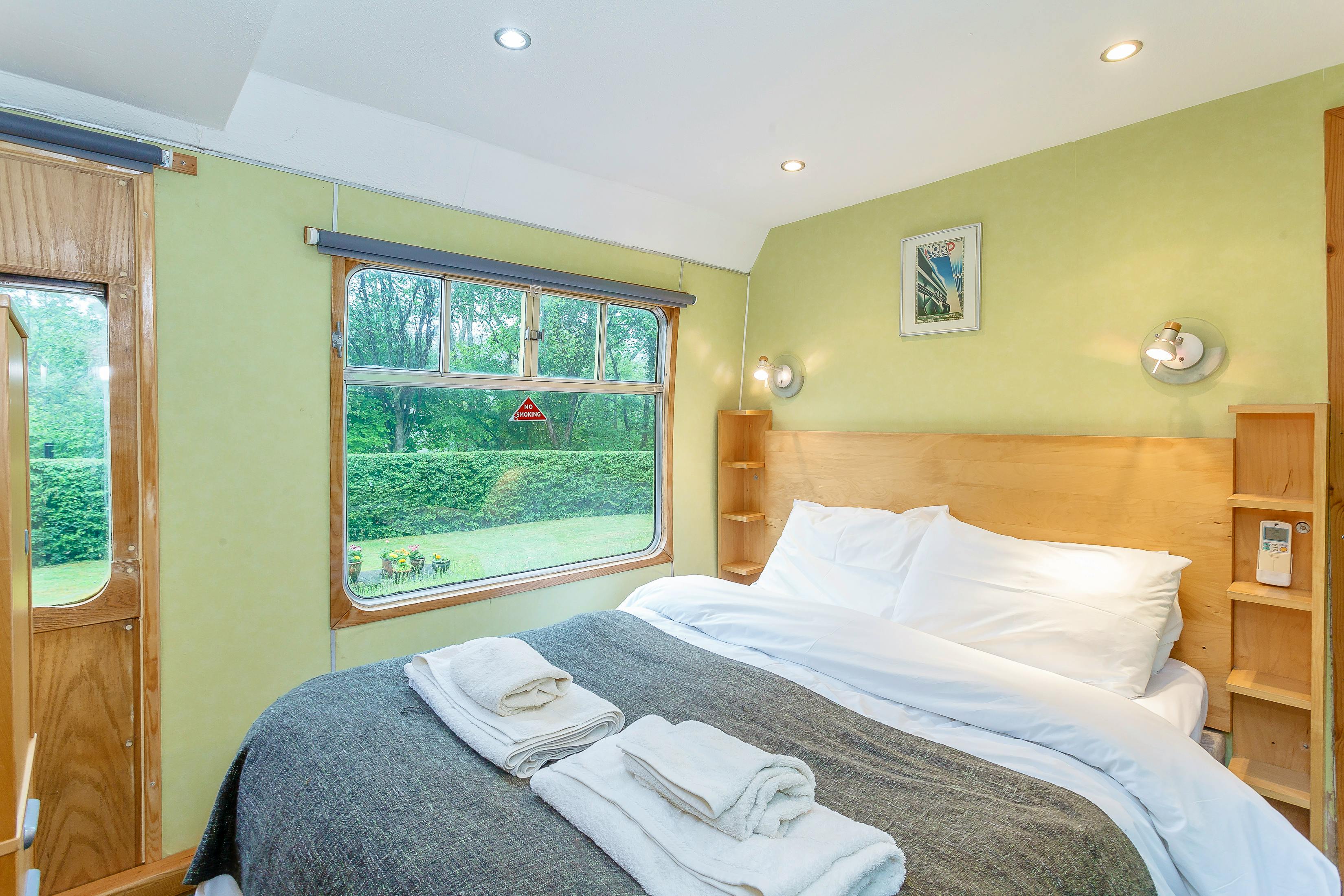 Int. 5a. carriage 1 view of double en-suite