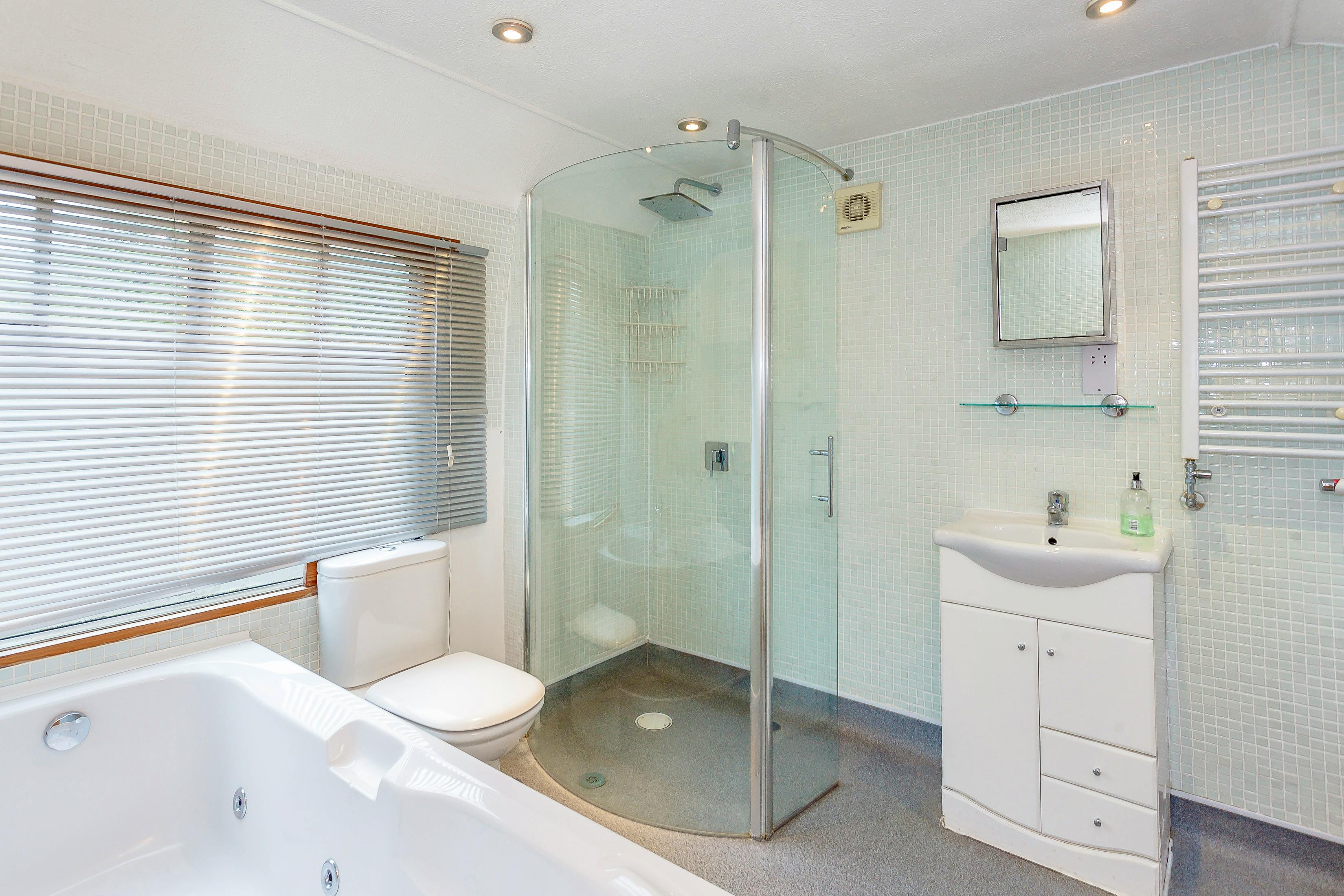 Int. 6b carriage 2 view of double / twin bathroom en-suite