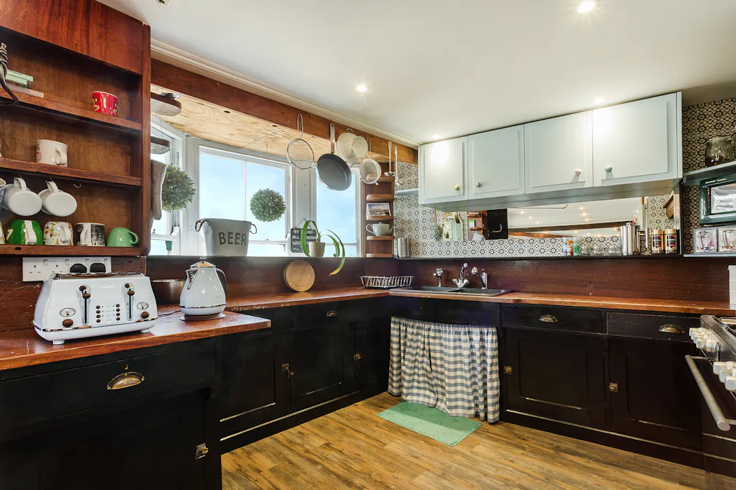 Image: https://coolstays.imgix.net/72417.jpg?&h=700&fit=crop&auto=compress