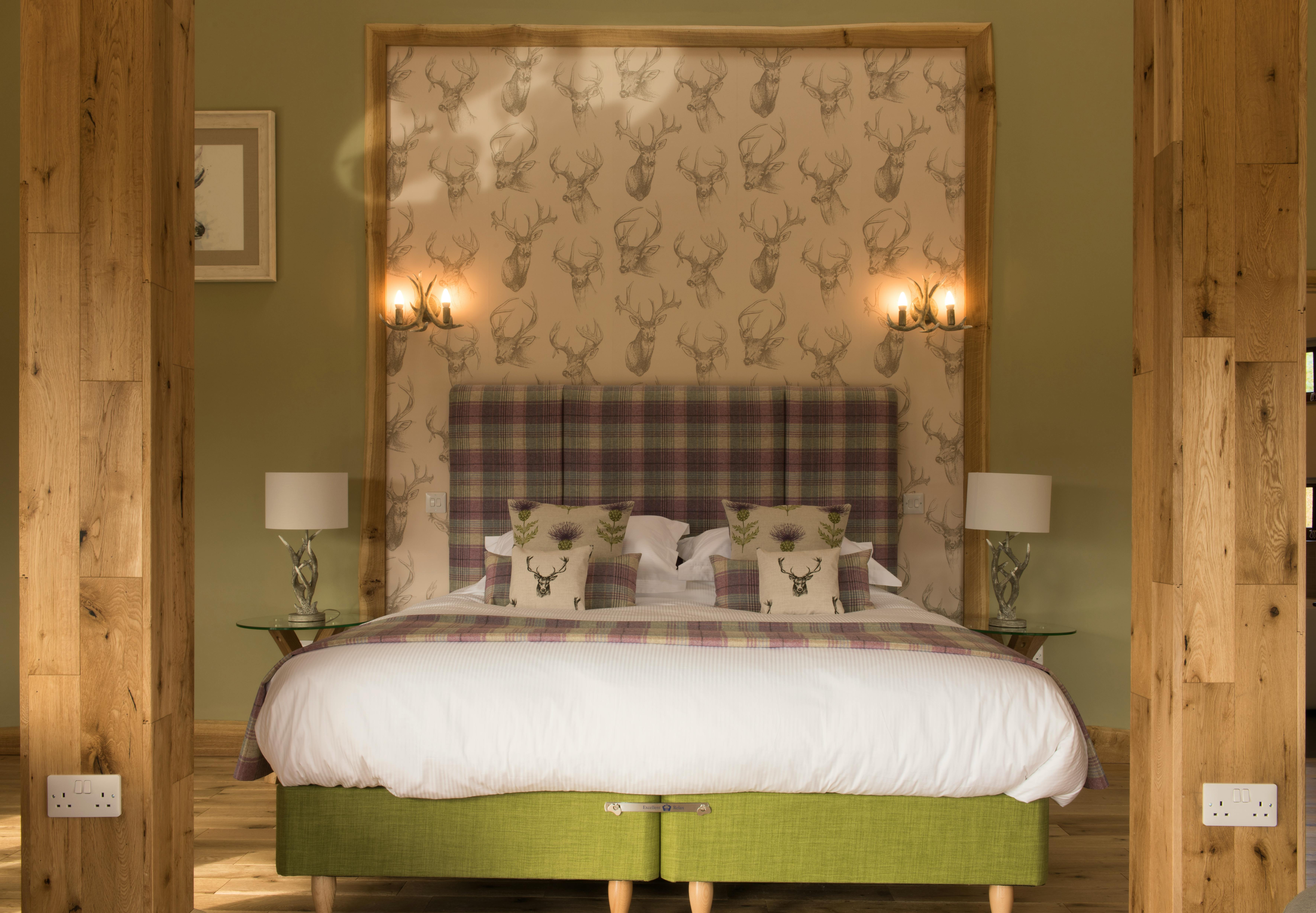 Scots Pine Treehouse - Super king-size bed