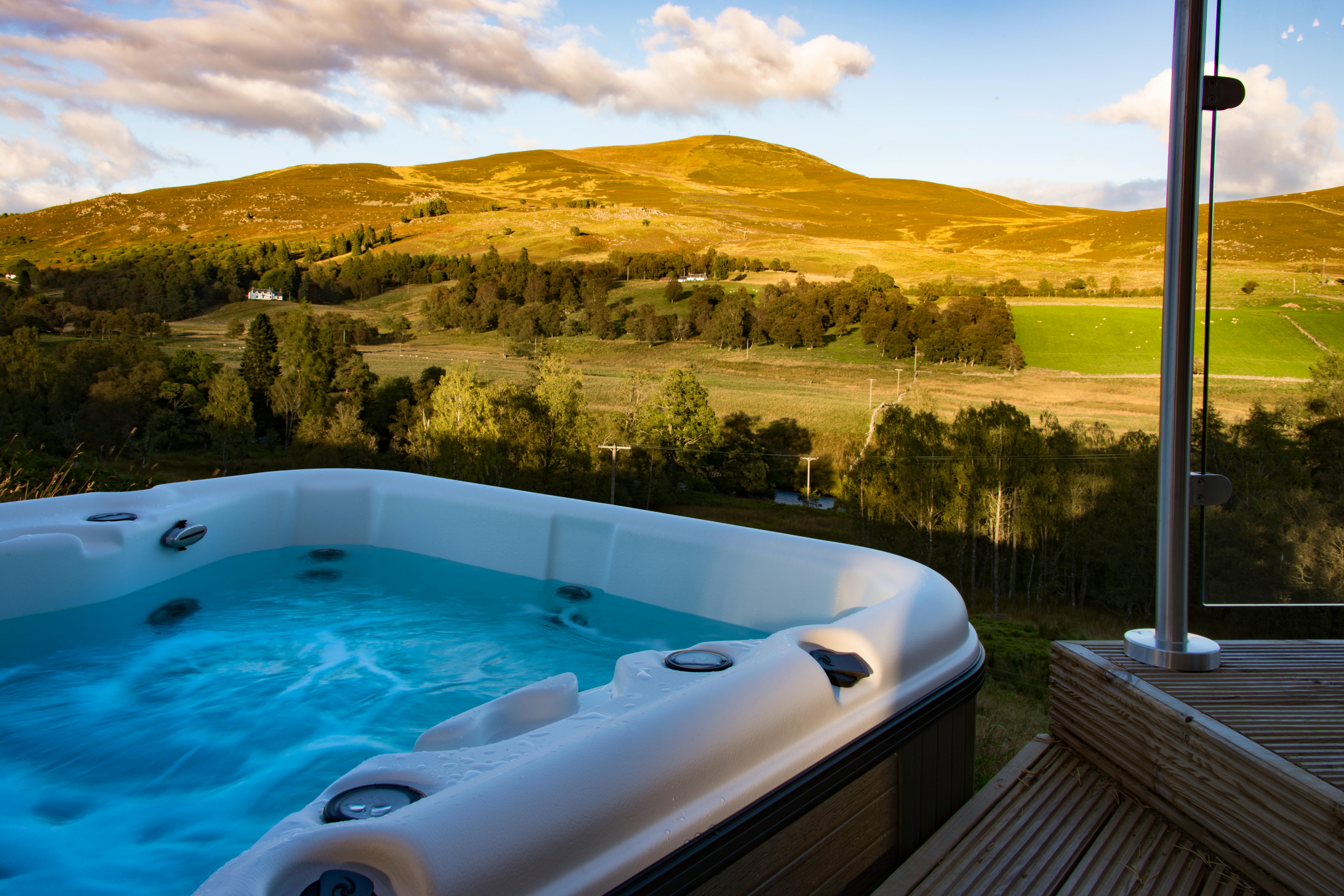 Scots Pine Treehouse - Hot-tub looking over Mount Blair