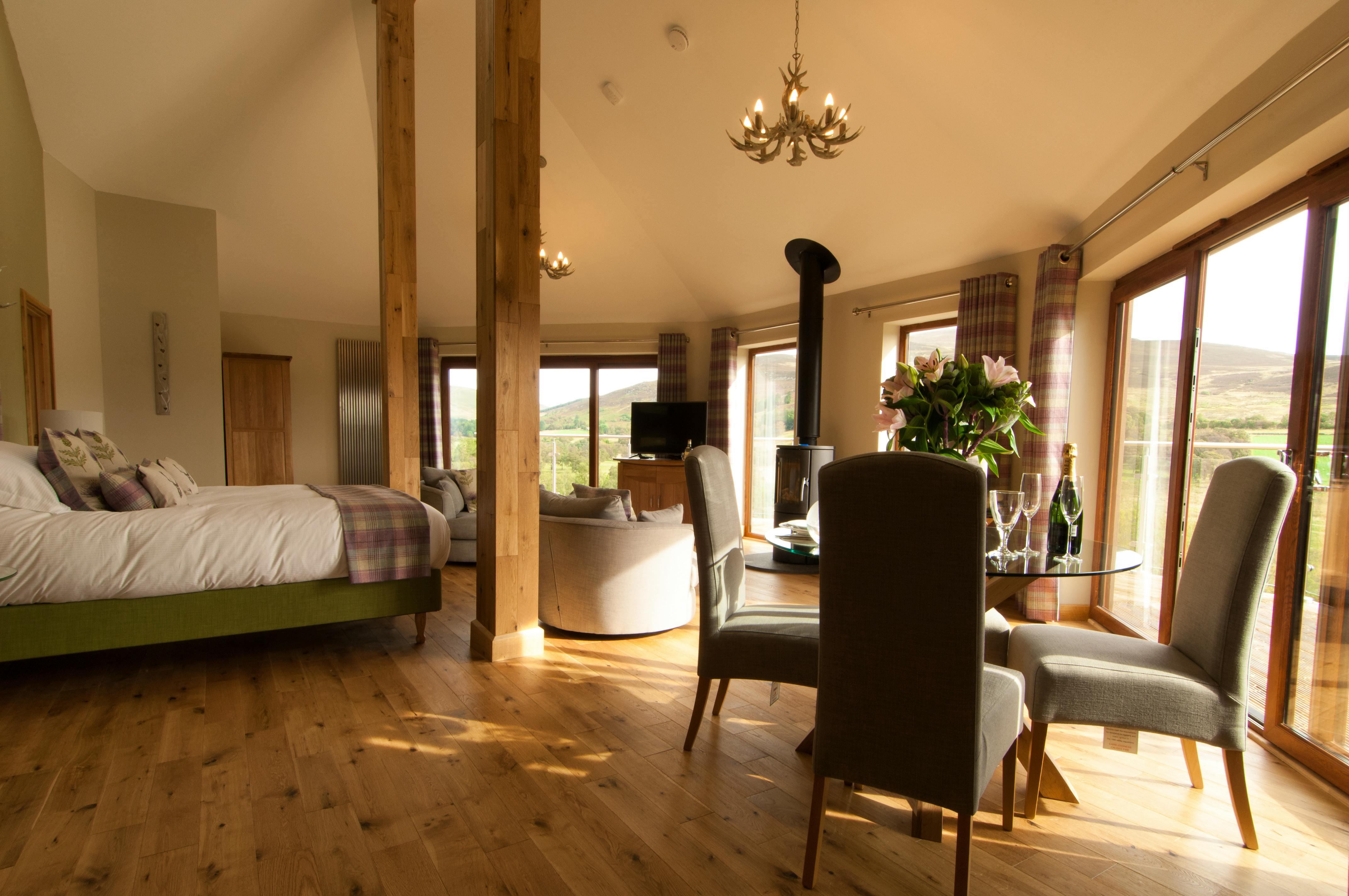 Scots Pine Treehouse - Dining space