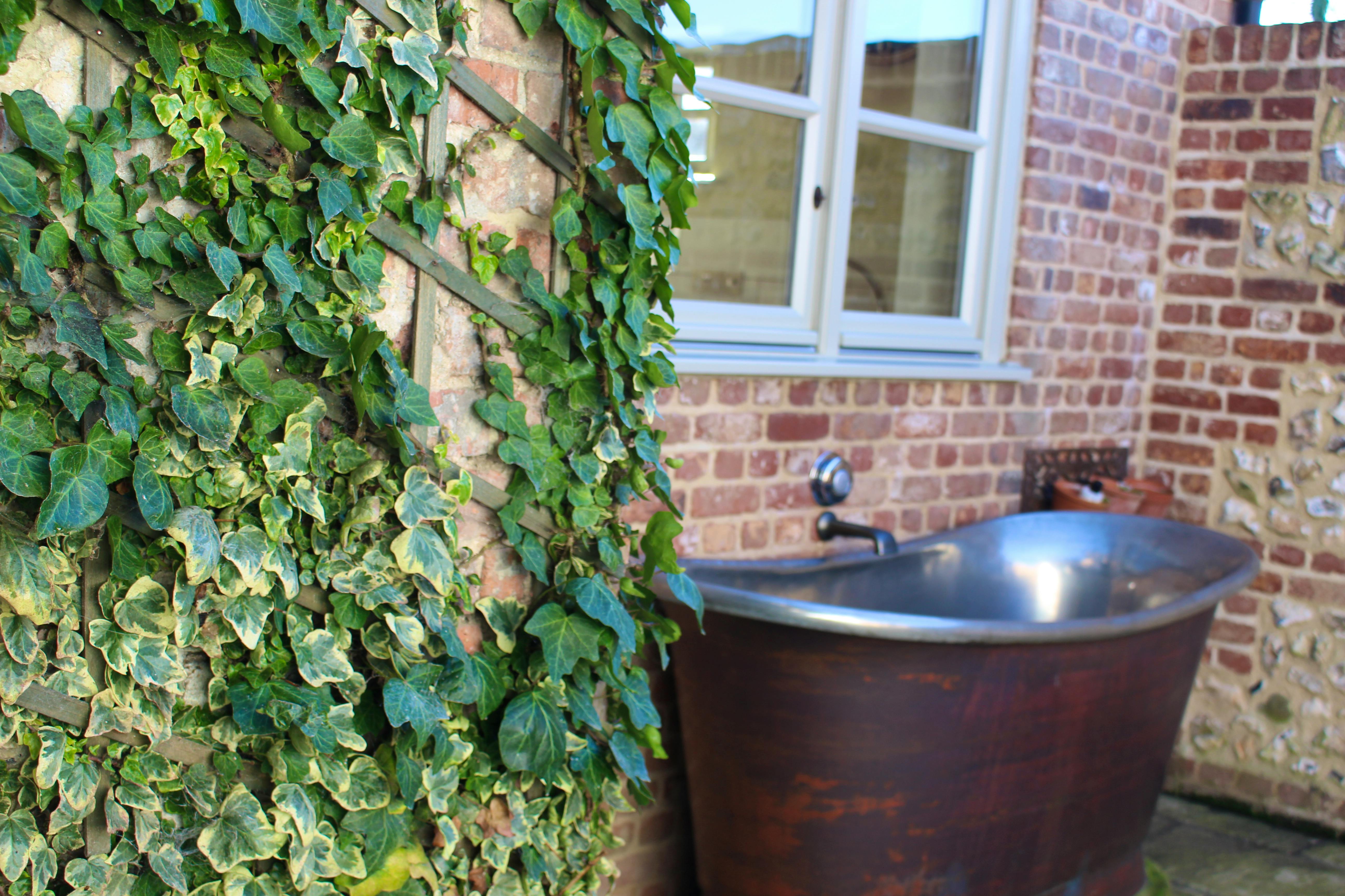 Flint: Outdoor bateau bath