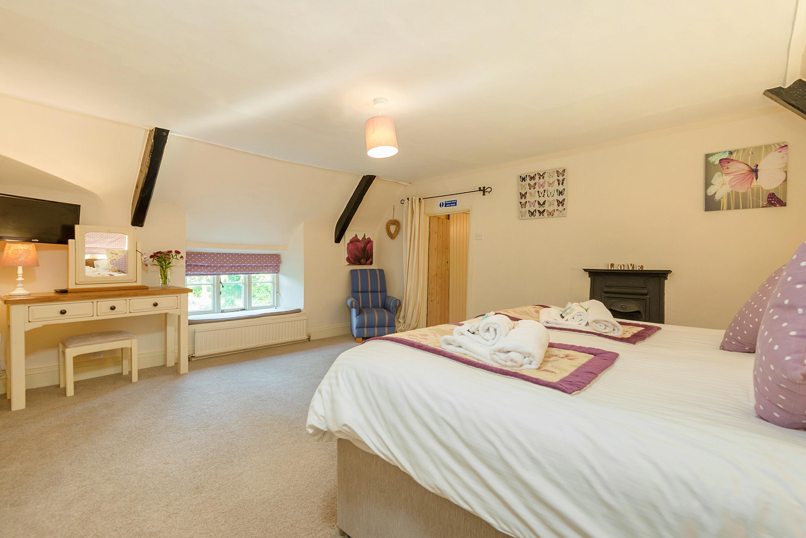 Large superking/twin bedroom