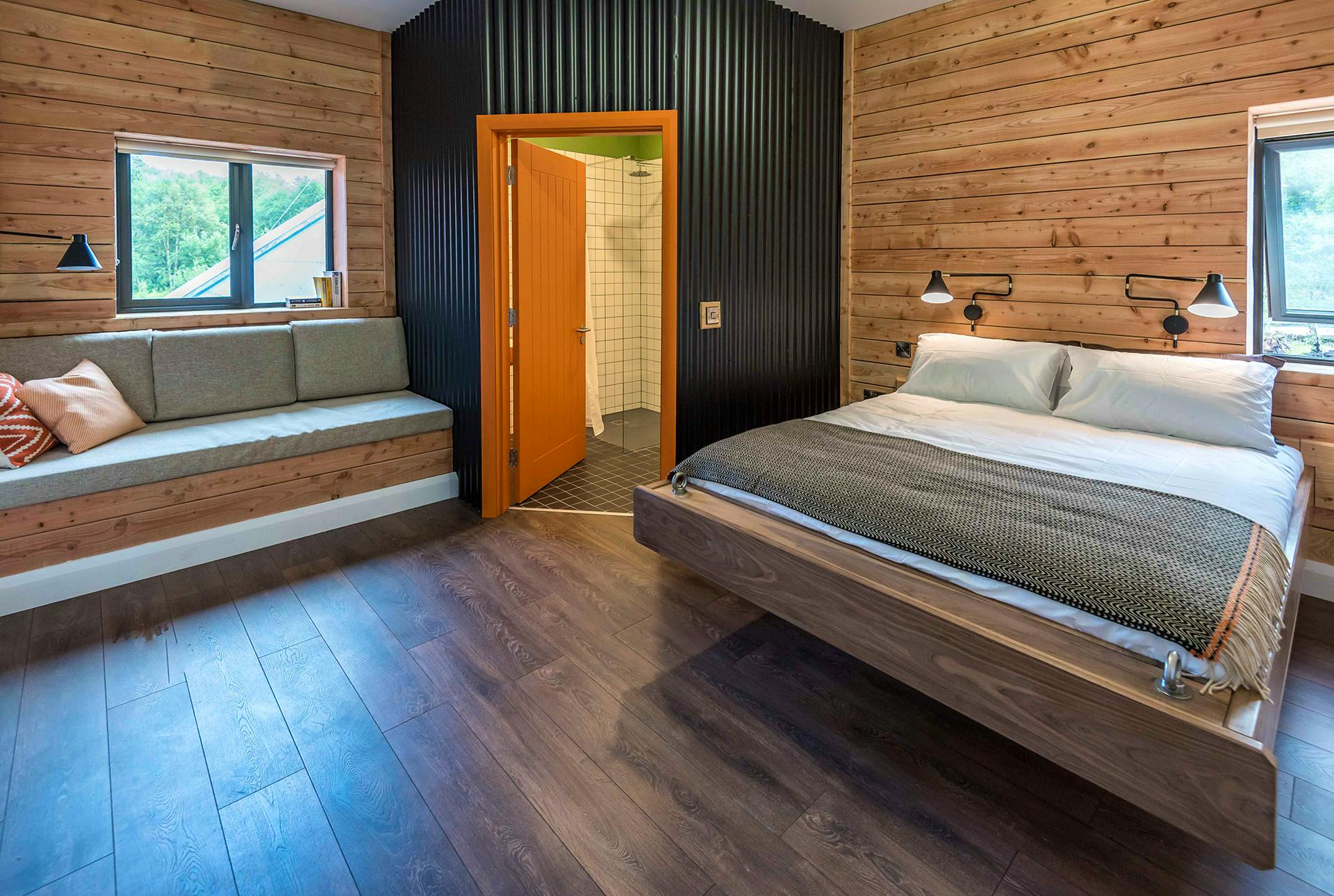 BEDROOM 10 - KING ROOM