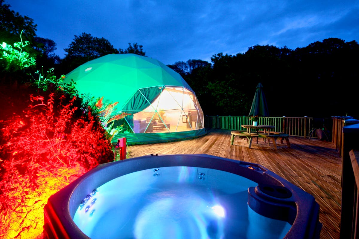 Sunridge Geodome Rural retreat complete with hot tub