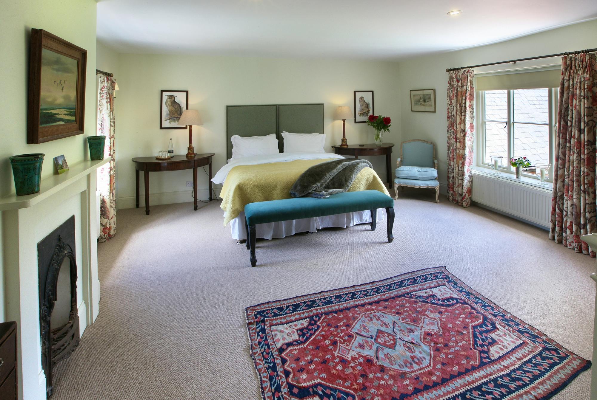 Panpantum bedroom with superking bed, fabulous linen and en suite bathroom.   So much space.....